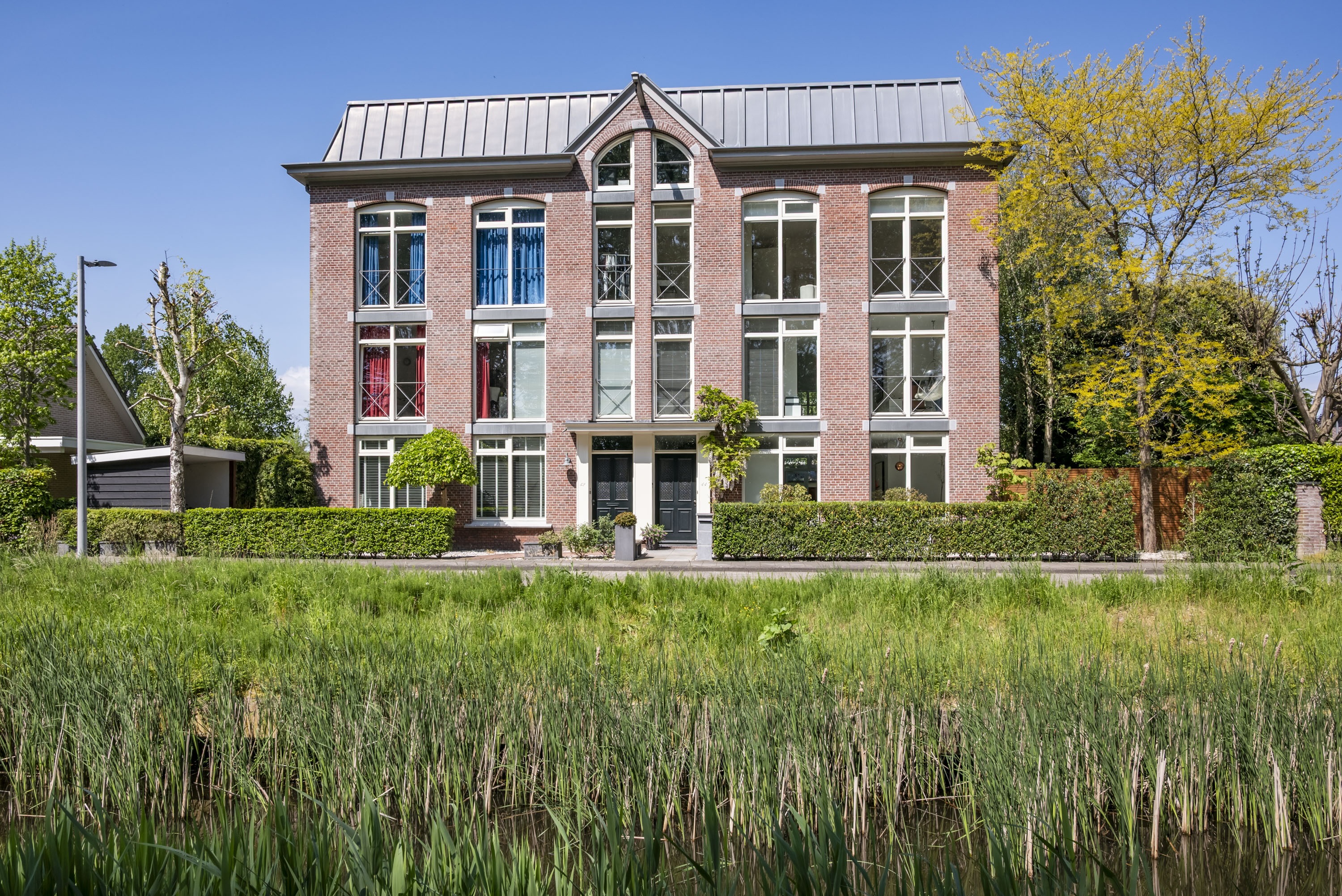 Een spectaculaire loft-villa met weelderige tuin.