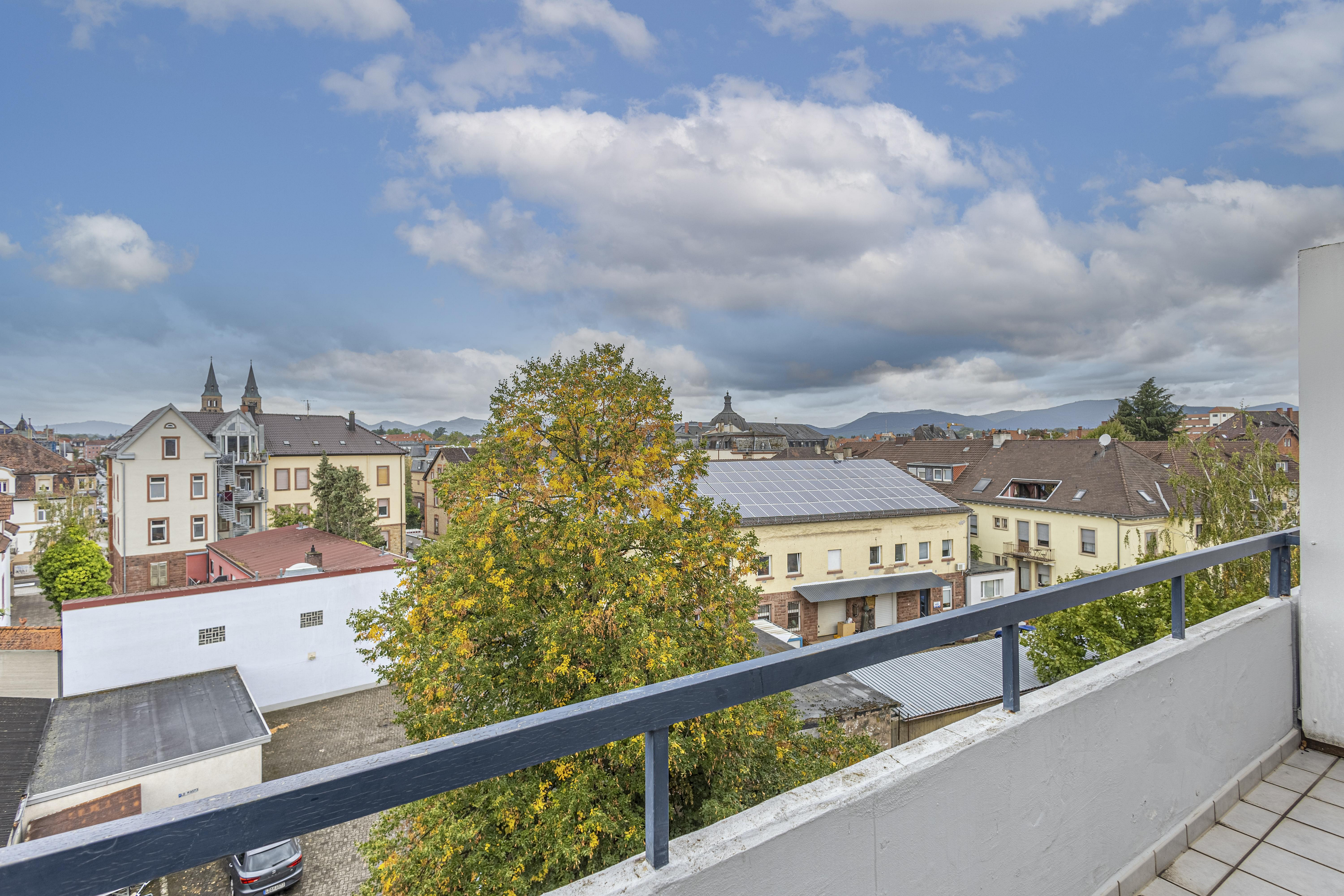 Stadtnähe, mit Aufzug: Sanierungsbedürftige 3 ZKB-ETW mit Westbalkon und Ostloggia