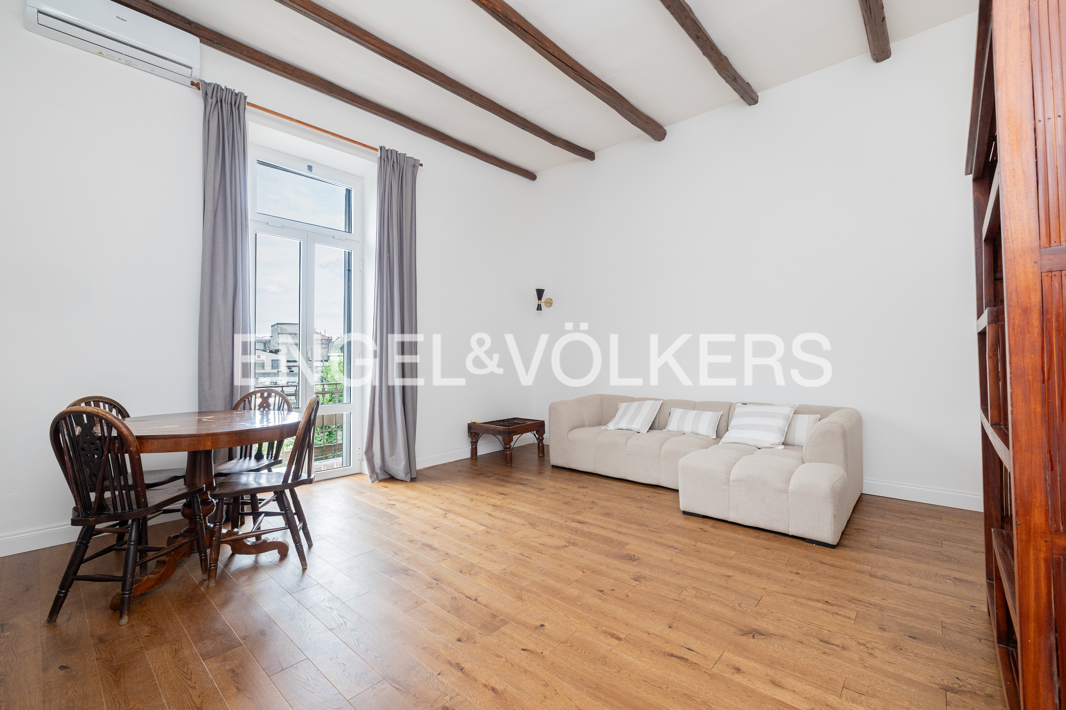 Elegante appartamento ristrutturato con balcone – Via Siccoli 33