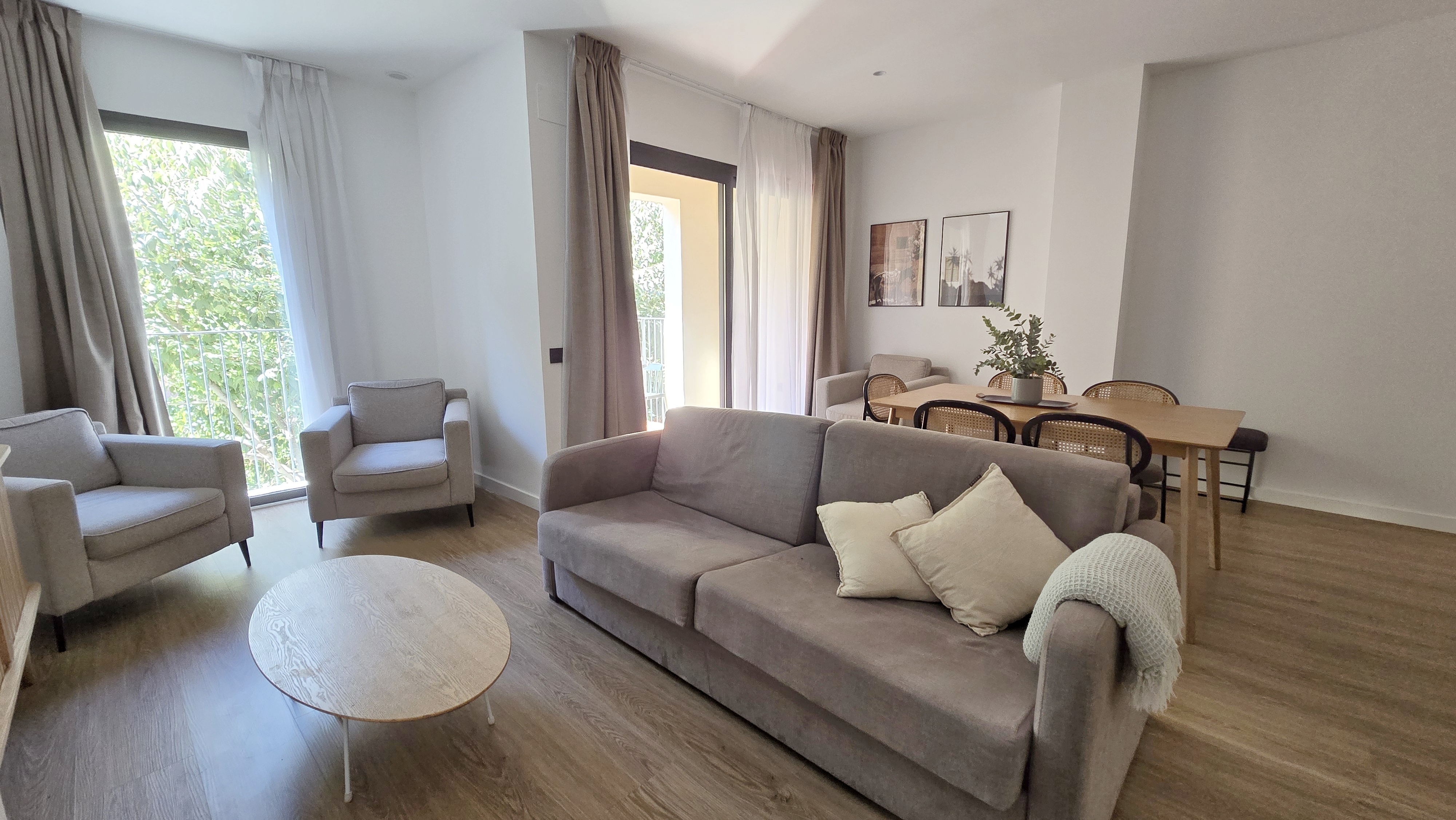Brand-new furnished two-bedroom apartment with balcony in Collblanc