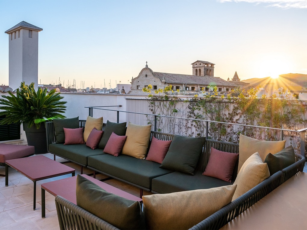 Sophisticated penthouse with terrace, private garage and lift on Passeig del Born