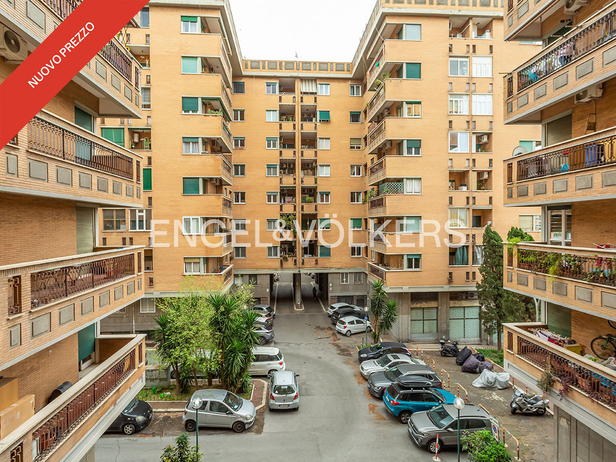 Ostiense, Spacious four-room apartment with balconies