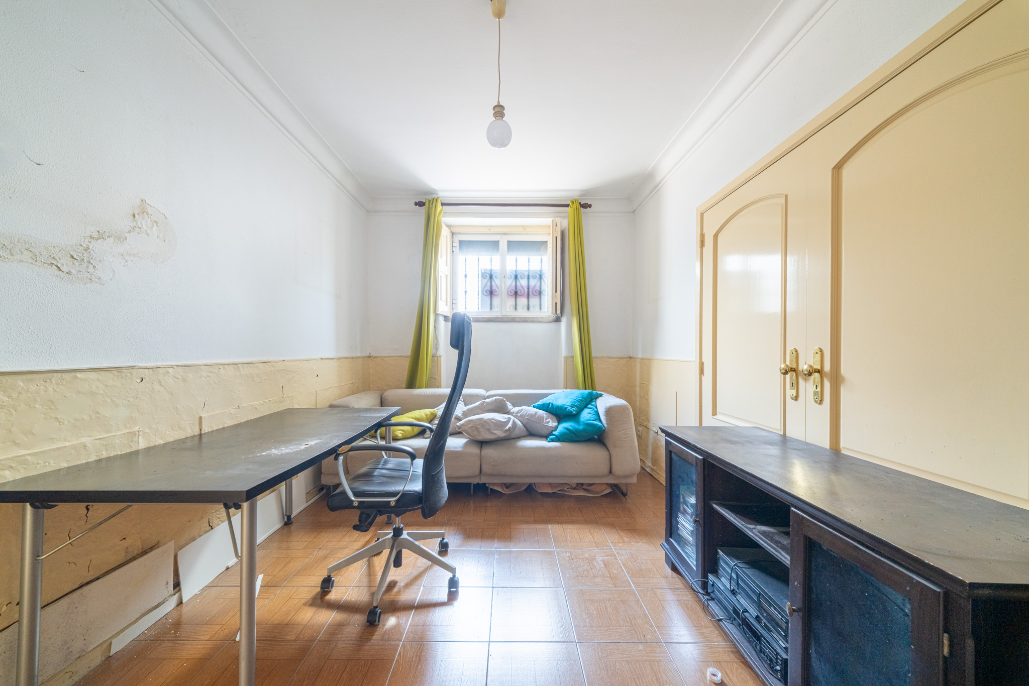 Apartment for renovation with parking in Areeiro