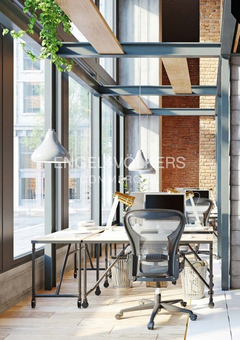 Helles Büro mit Blick auf die Spree