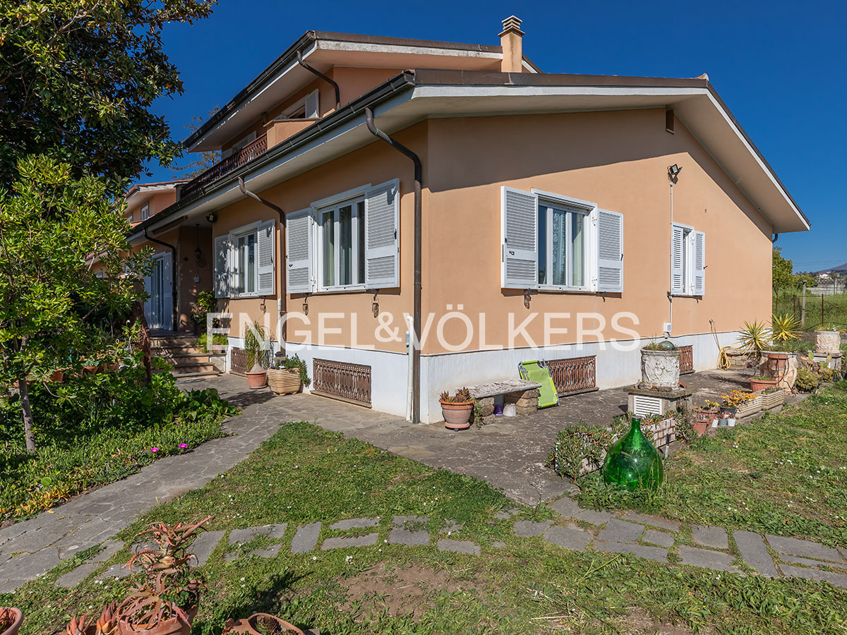 Meravigliosa villa bifamiliare con parco