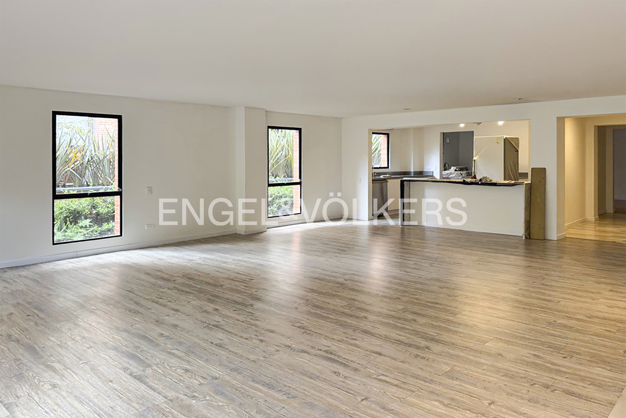 Apartamento remodelado con balcones para arriendo en Chicó Reservado