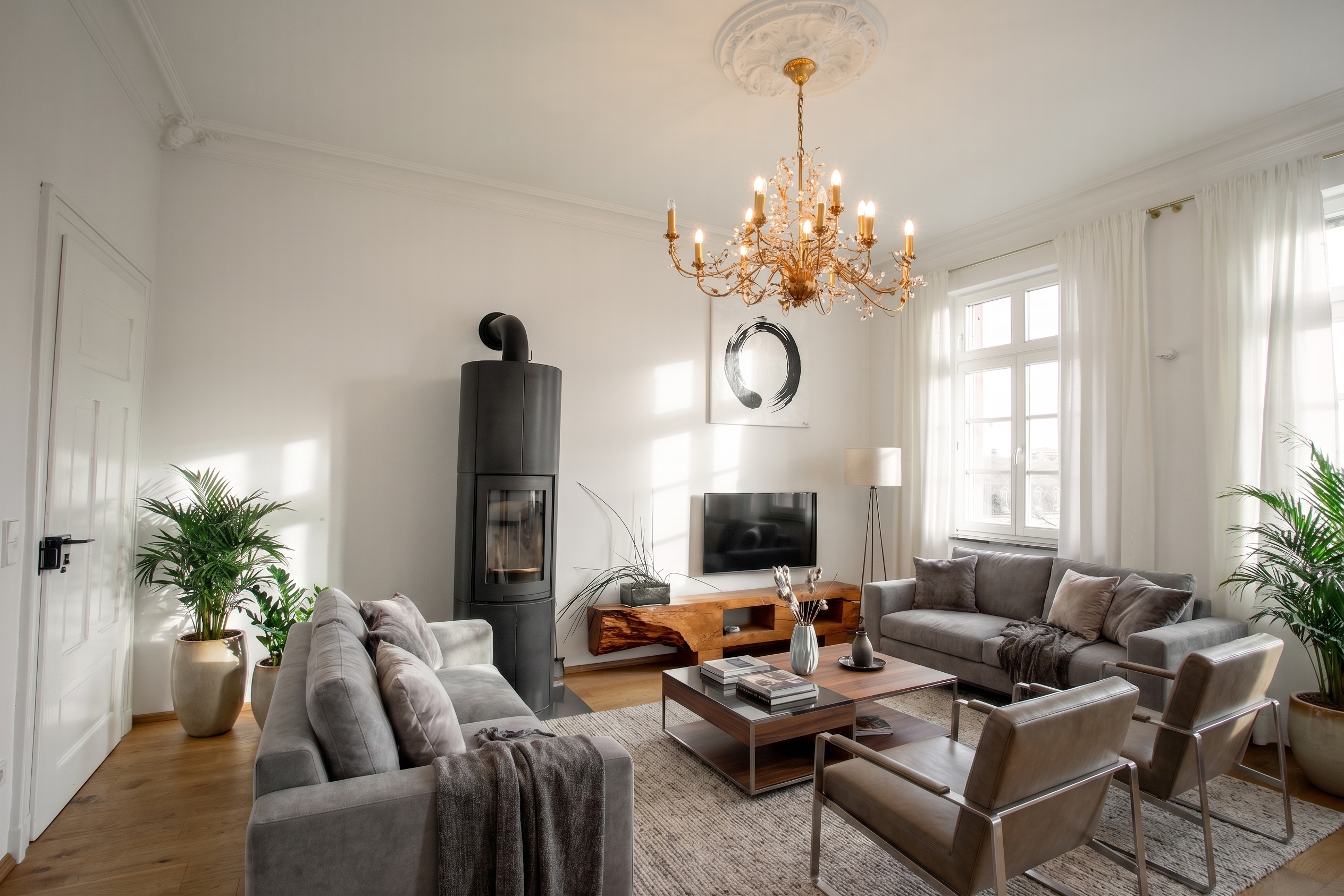Stilvoll und hochwertig sanierte, helle Wohnung im Zentrum!