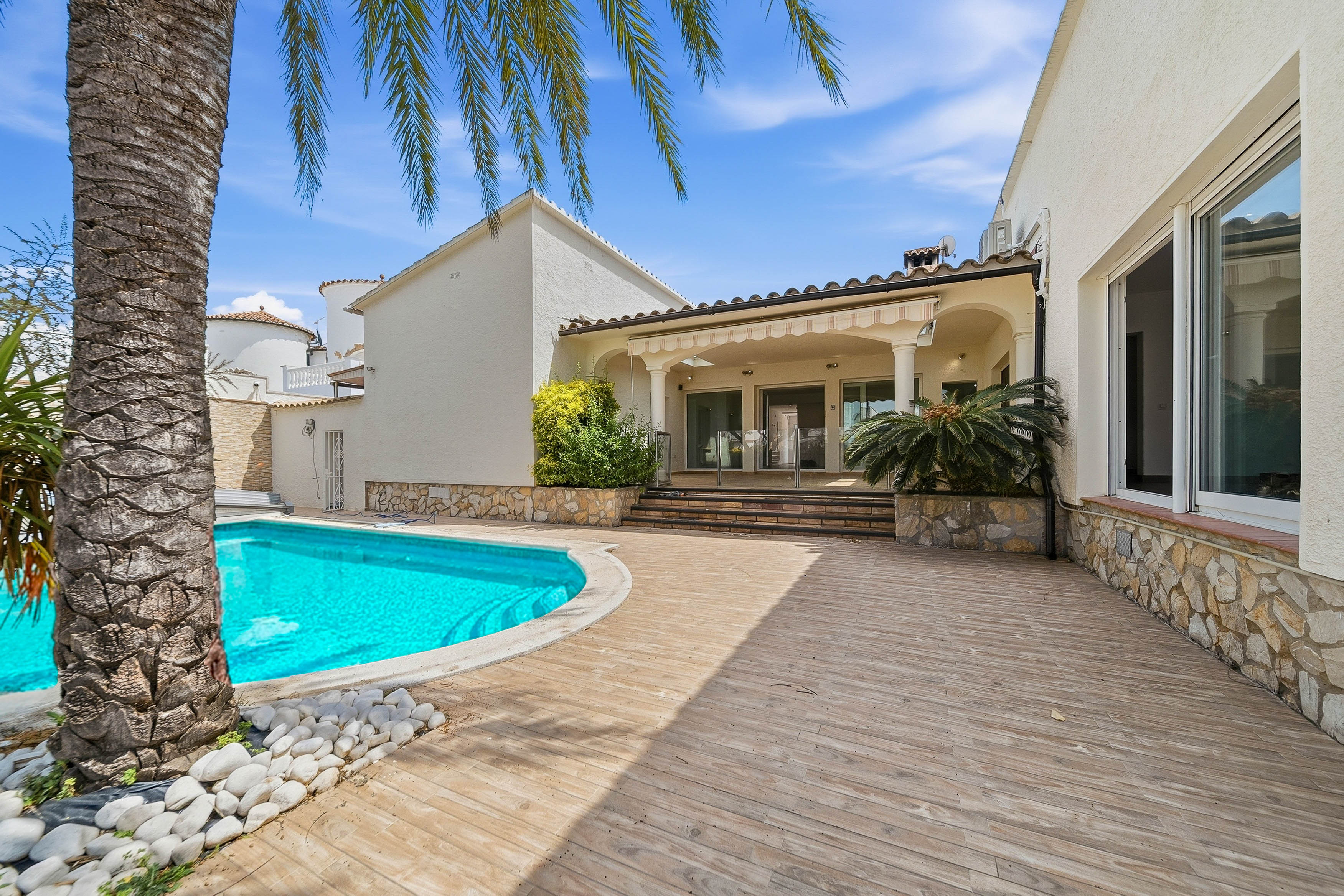 Villa con jardín, piscina y amarre de 25 m