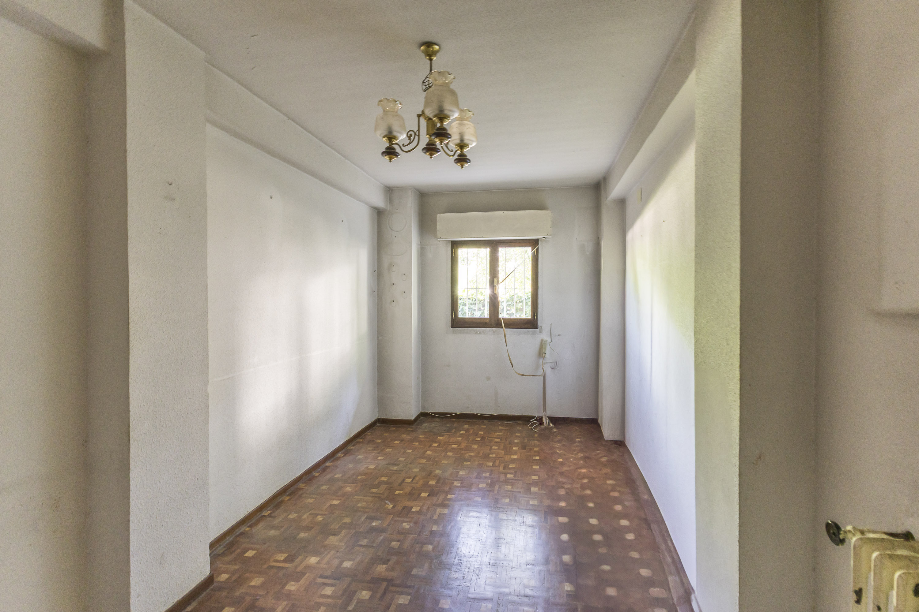 Bright exterior ground floor with endless possibilities near Principe de Vergara