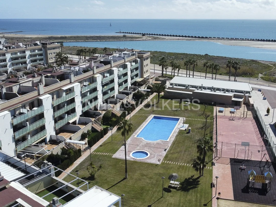 Apartment facing the sea with parking and pool