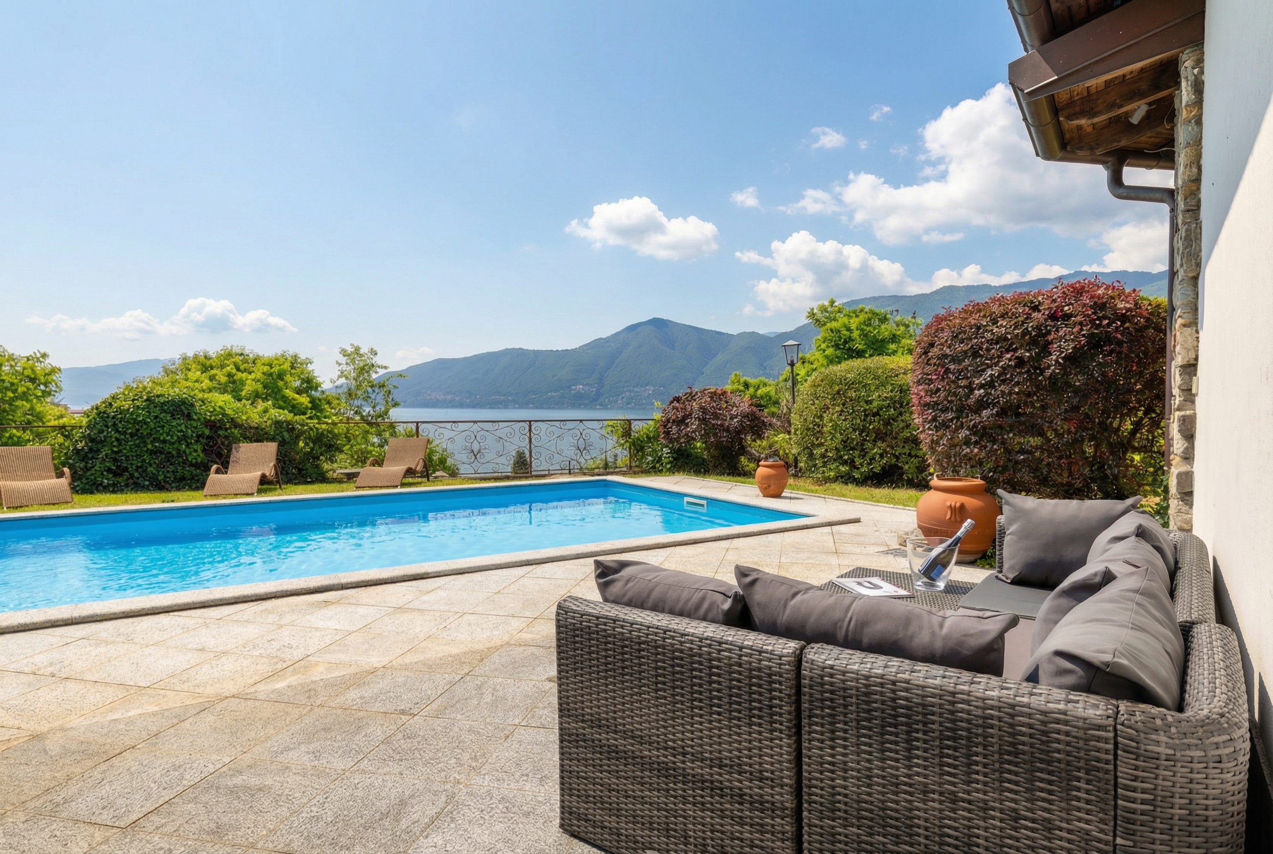 Villa in the greenery with wonderful lake view and pool