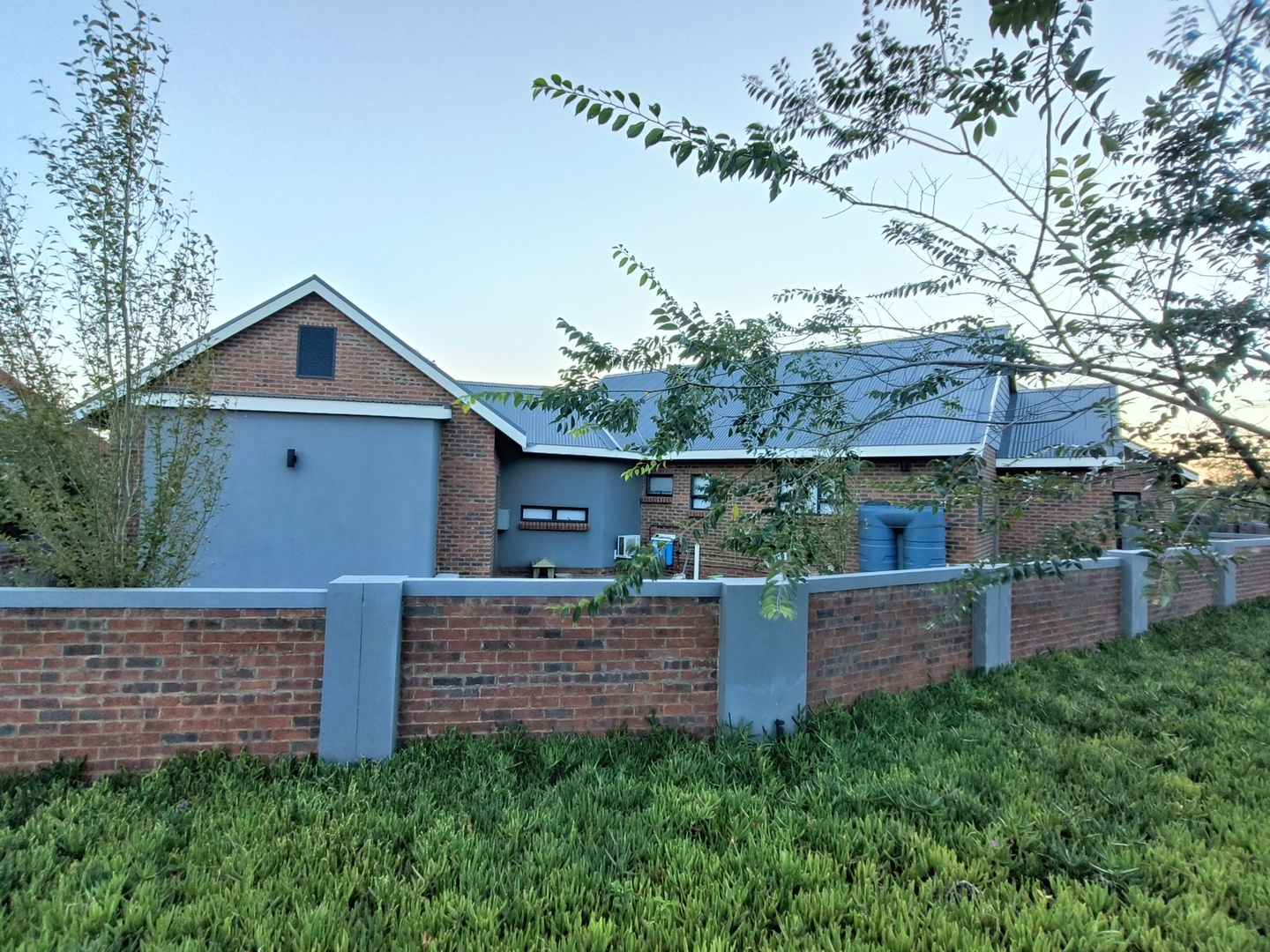 Townhouse In Sought After de Land Estate