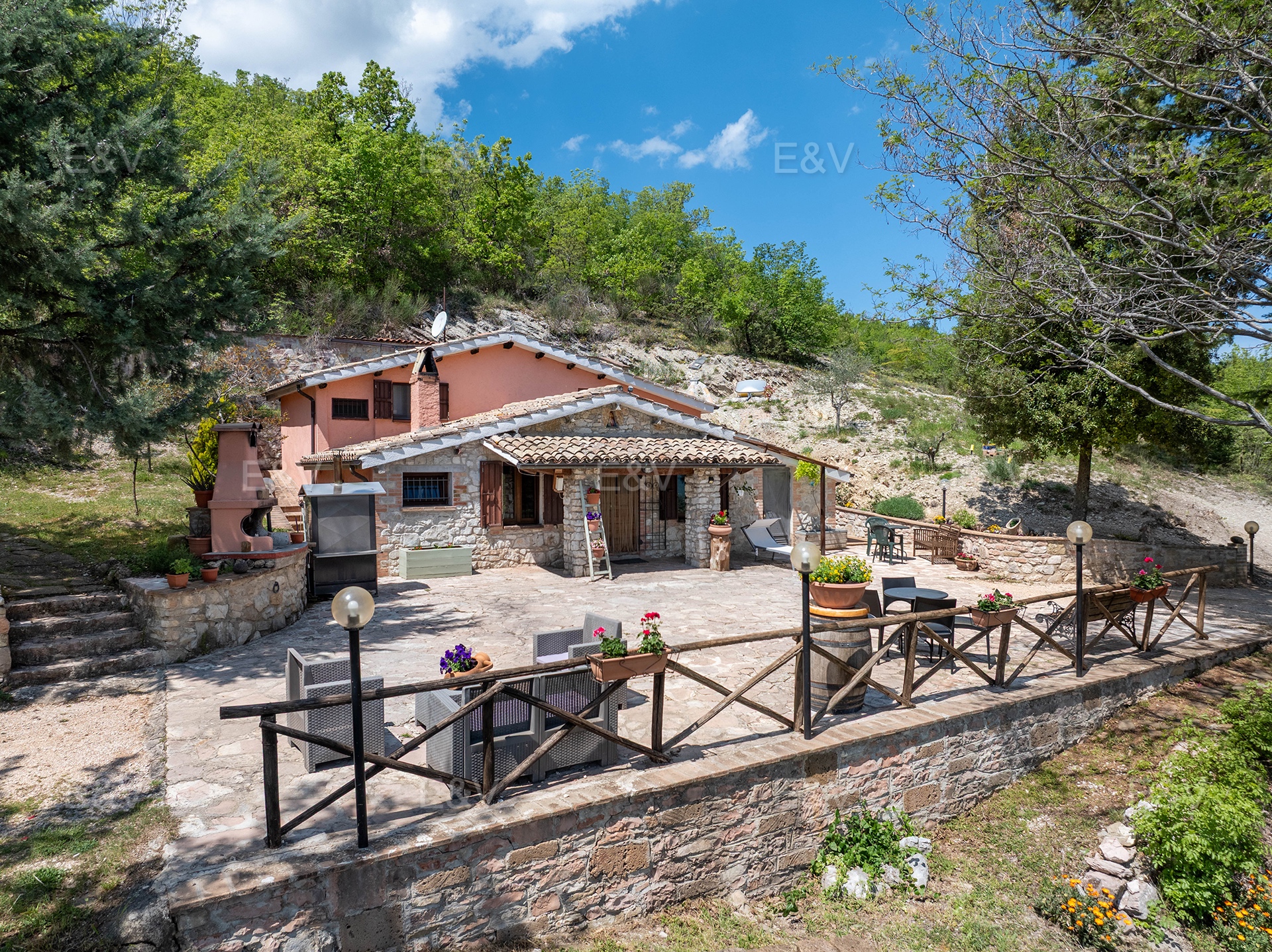 Casa singola in pietra con terreno