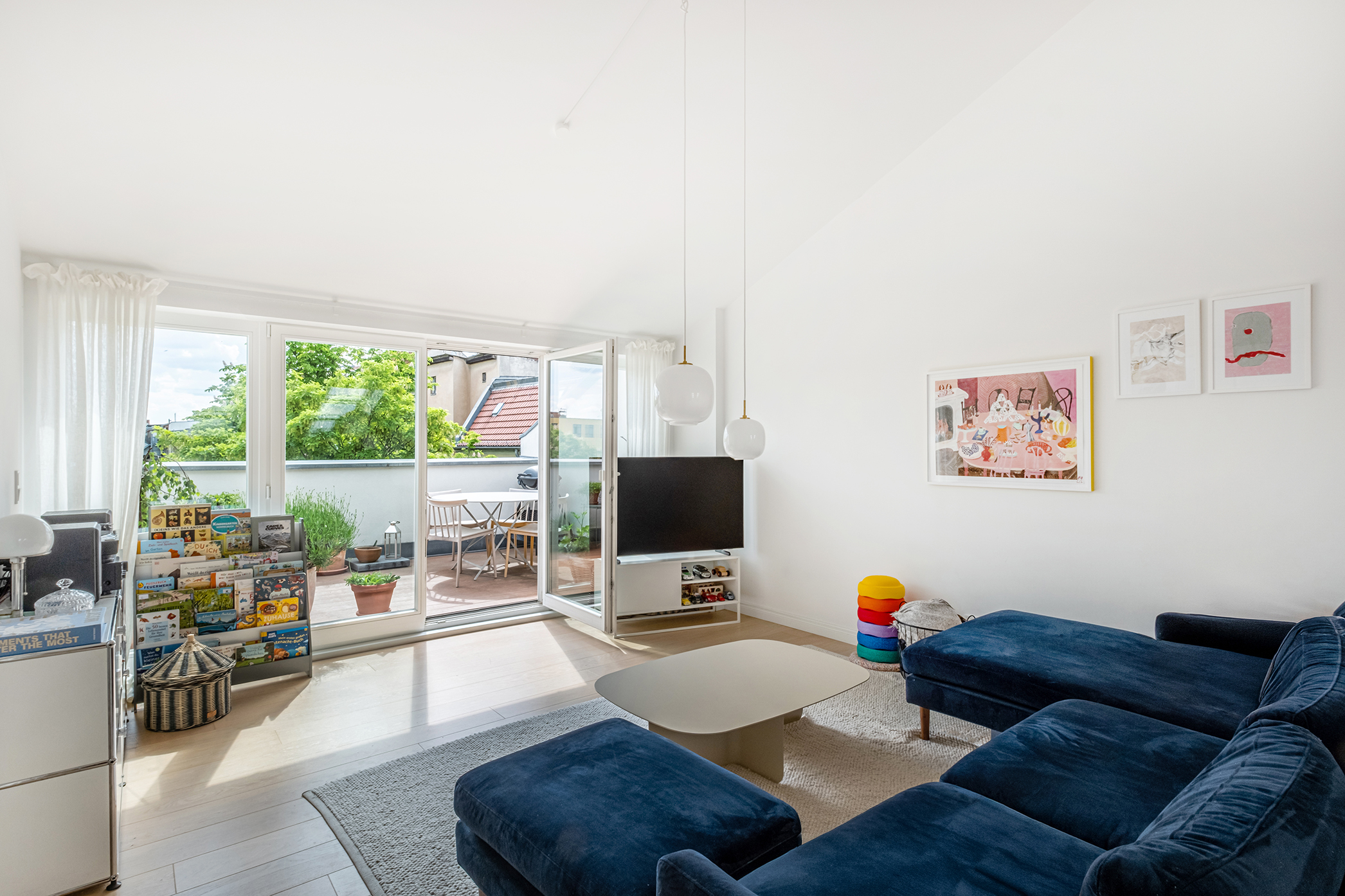 Modern 3-room penthouse apartment with two sunny terraces in Wrangelkiez