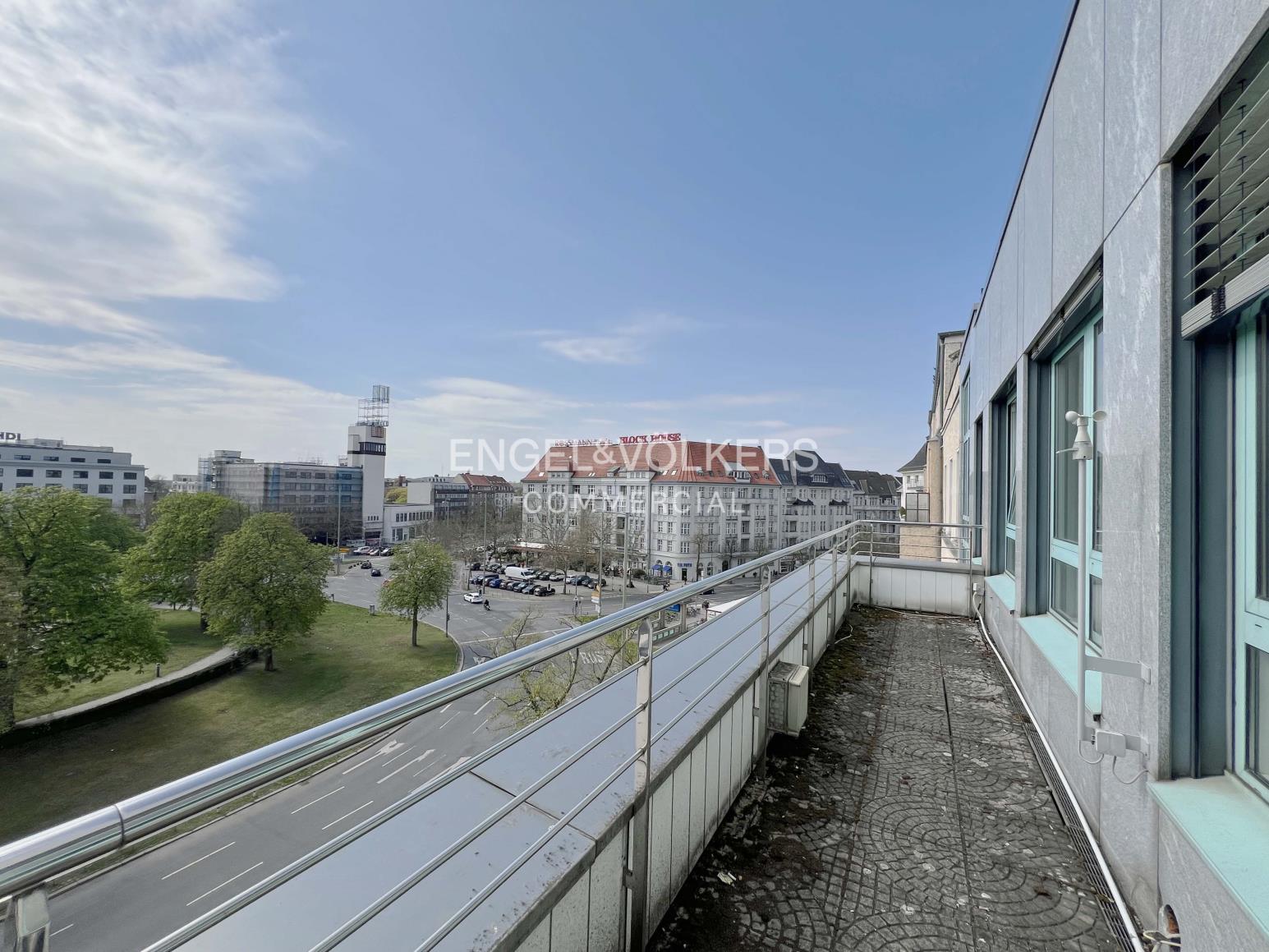Modernes Office mit zwei Balkonen