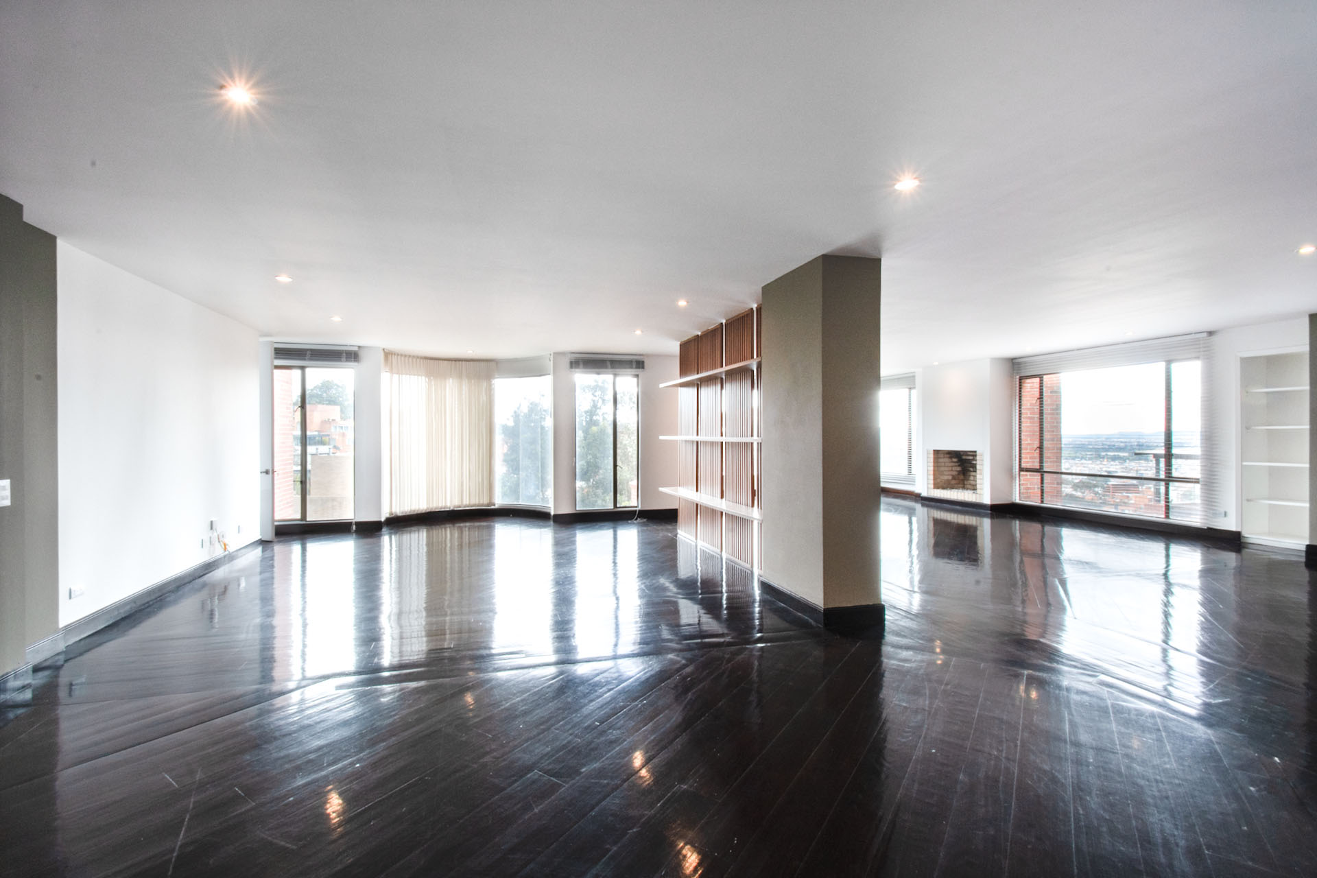 Apartamento amplio e iluminado para venta en Rosales