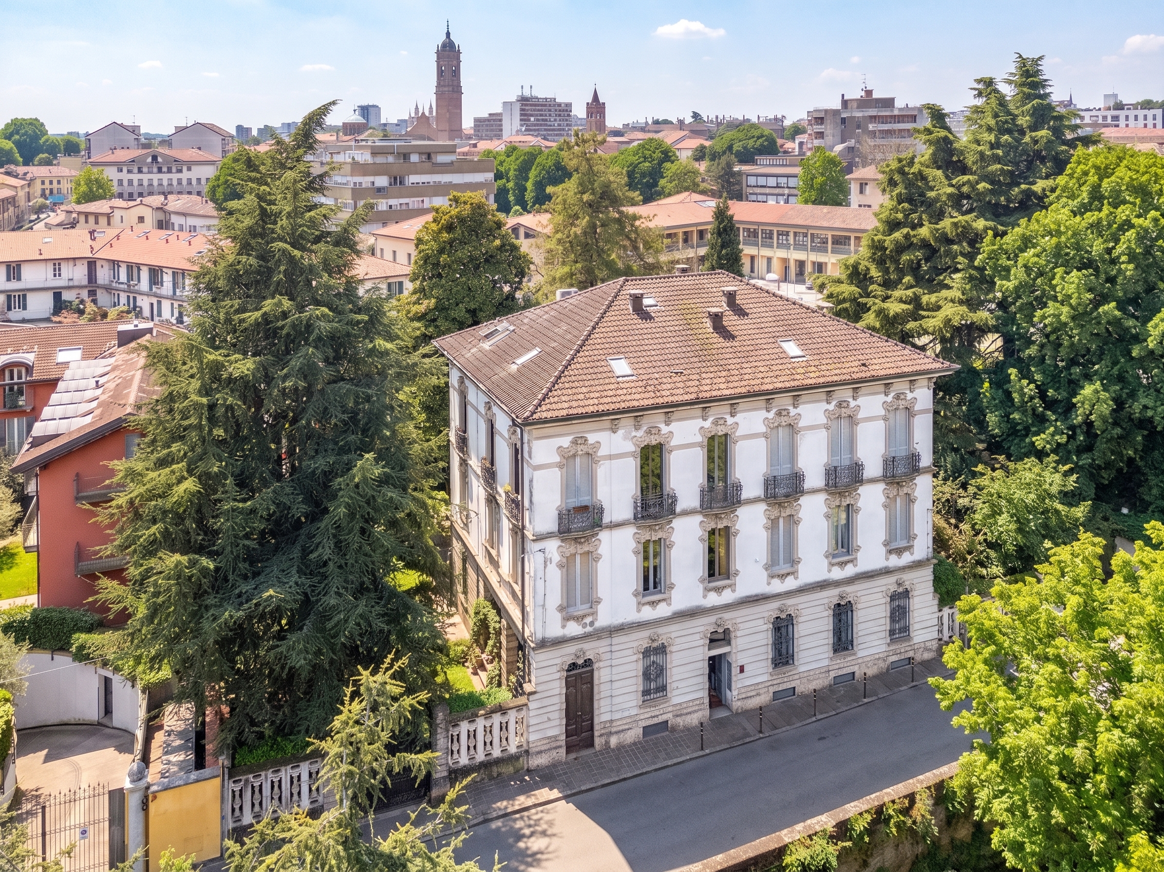 Beautiful house with garden in the city center
