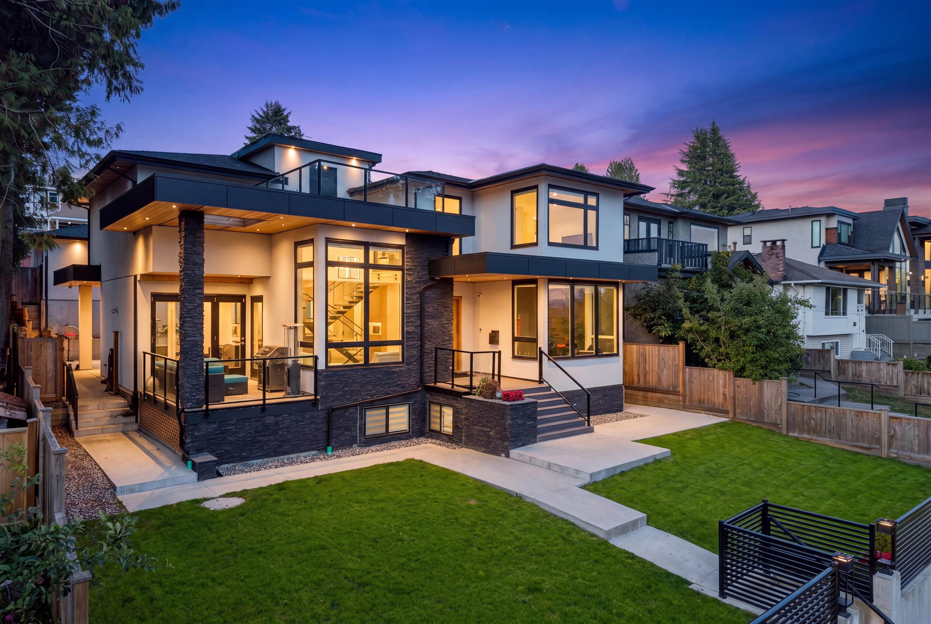 Eight Bedrooms, Rooftop Views, Golf Course Access