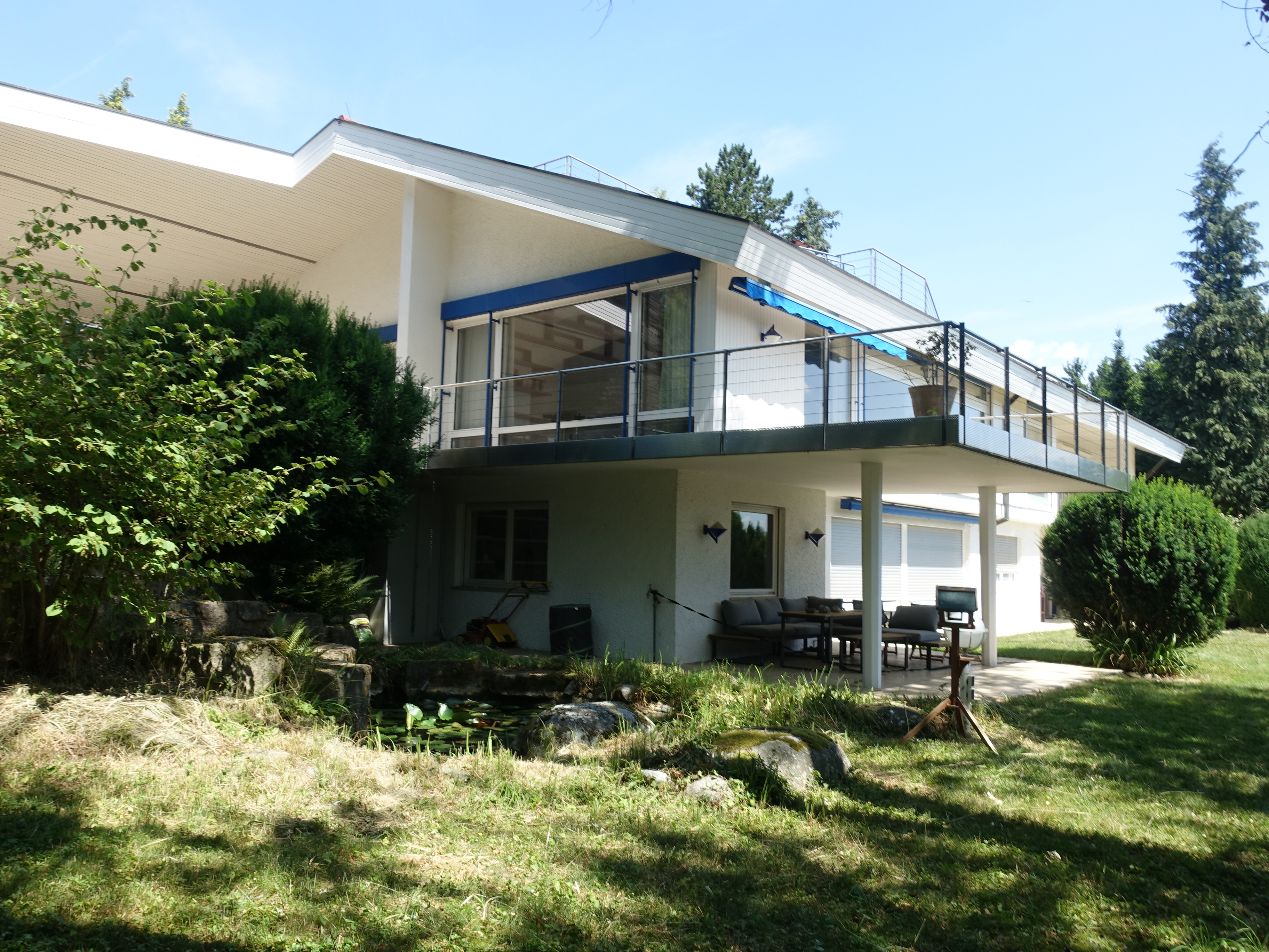 Architektonische Glanzleistung trifft Gartenparadies und Innenpool • Highlight der Kreßbacher Villensiedlung