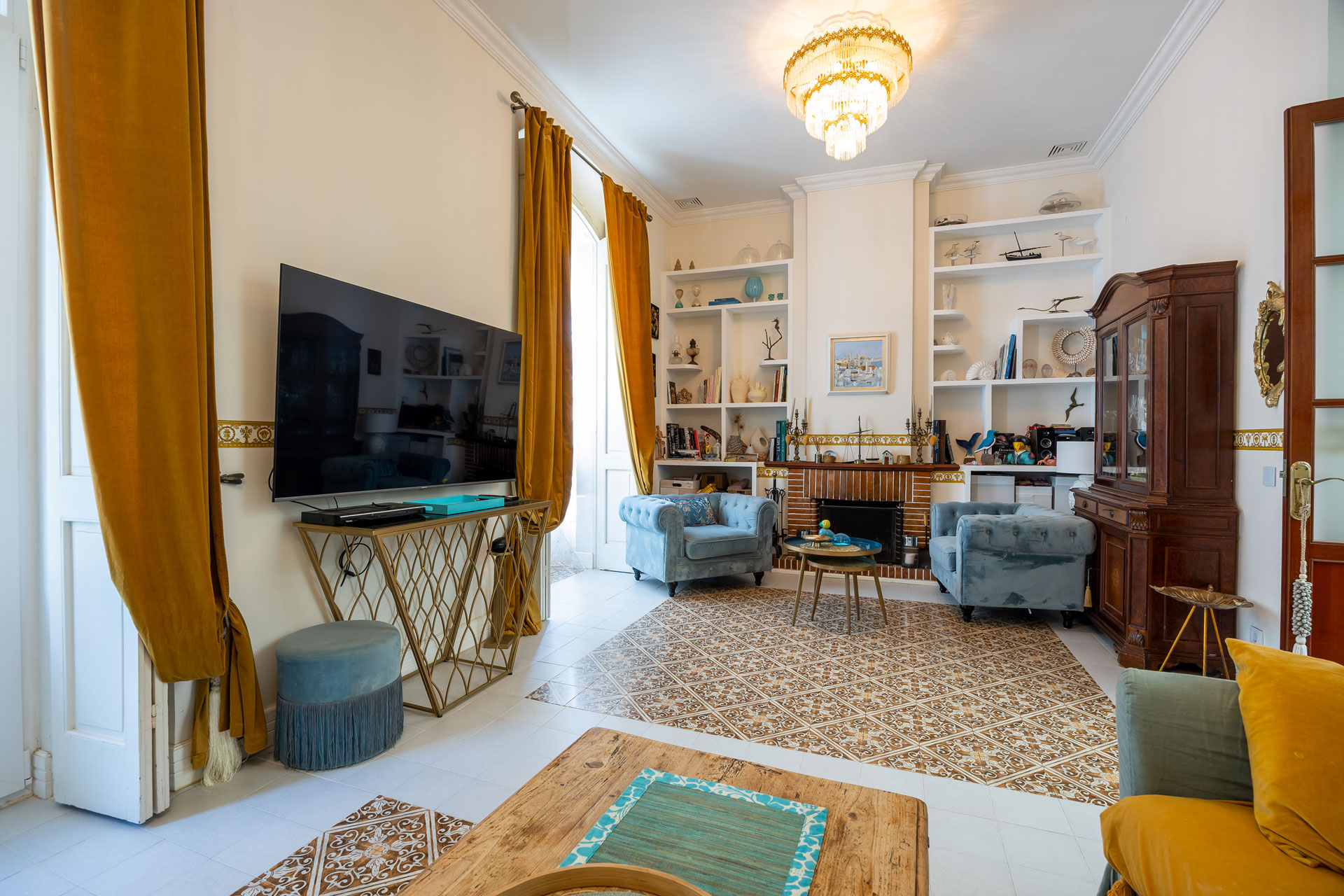 Nineteenth-Century Elegance and Atlantic Light: Grand Manor Residence of 195 m² between Plaza de Mina and Alameda Apodaca