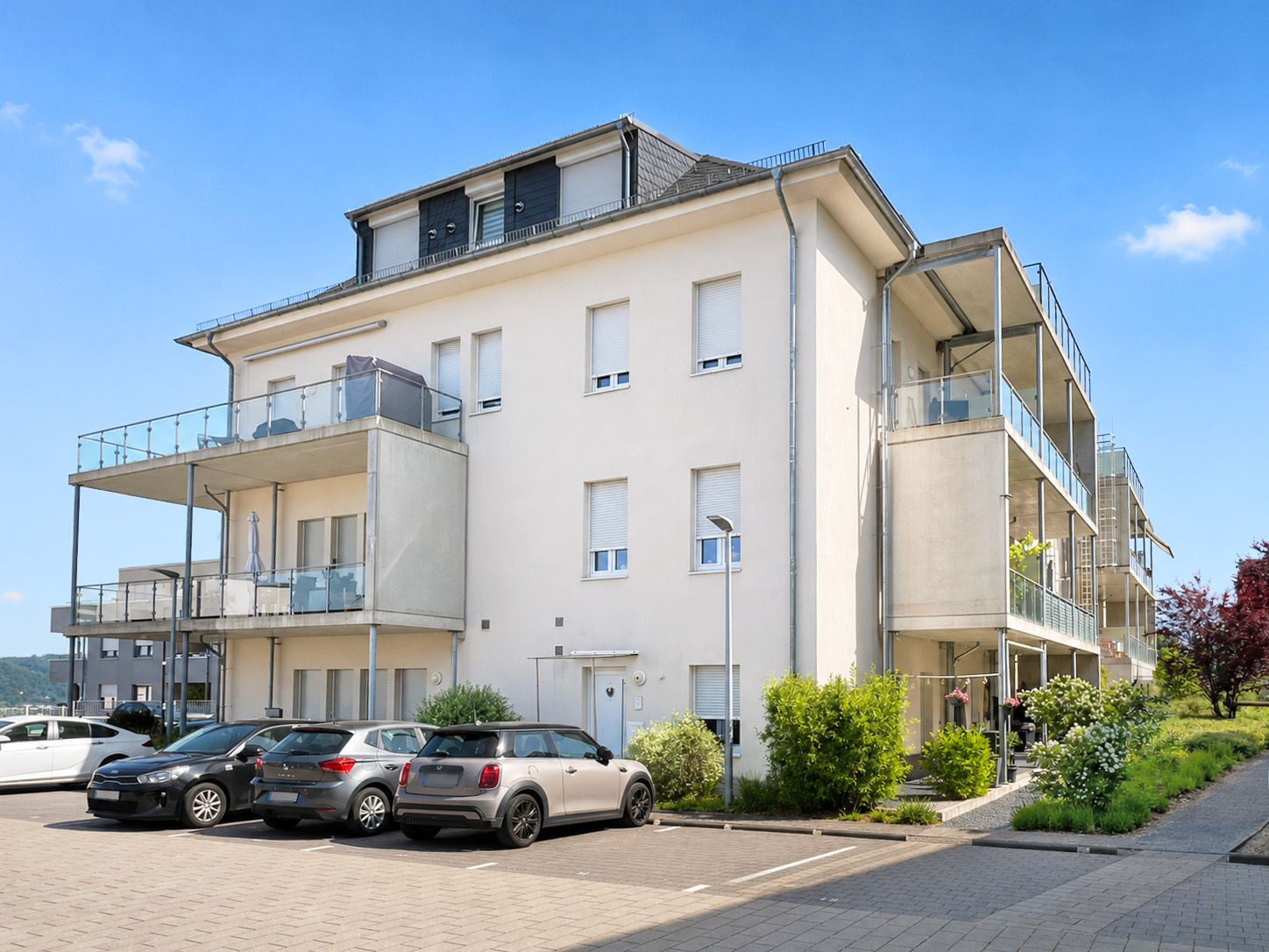 Moderne ETW mit Dachterrasse und 2 PKW-Stellplätzen