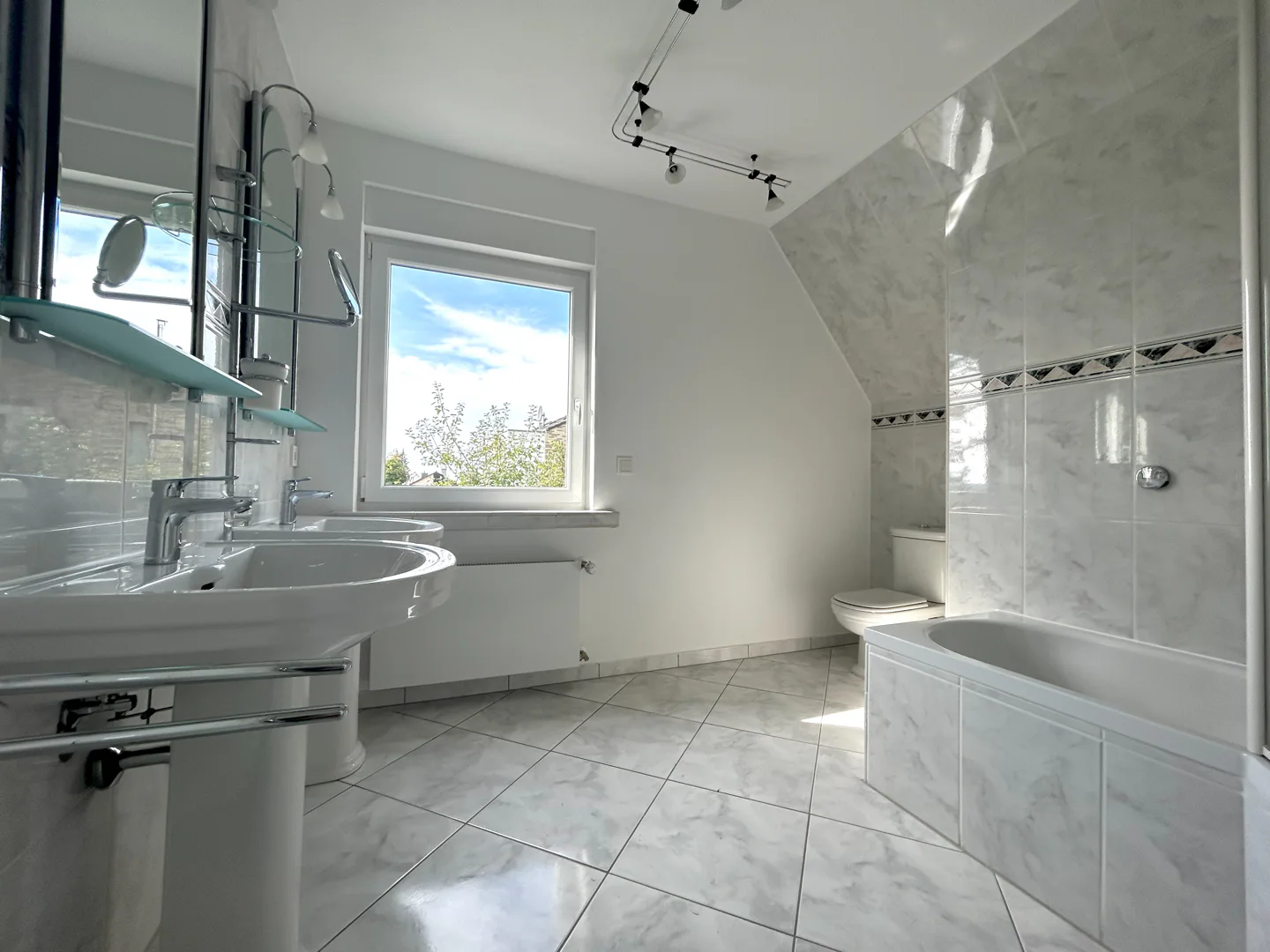 Modernisiertes Einfamilienhaus zur Miete - Photo 3