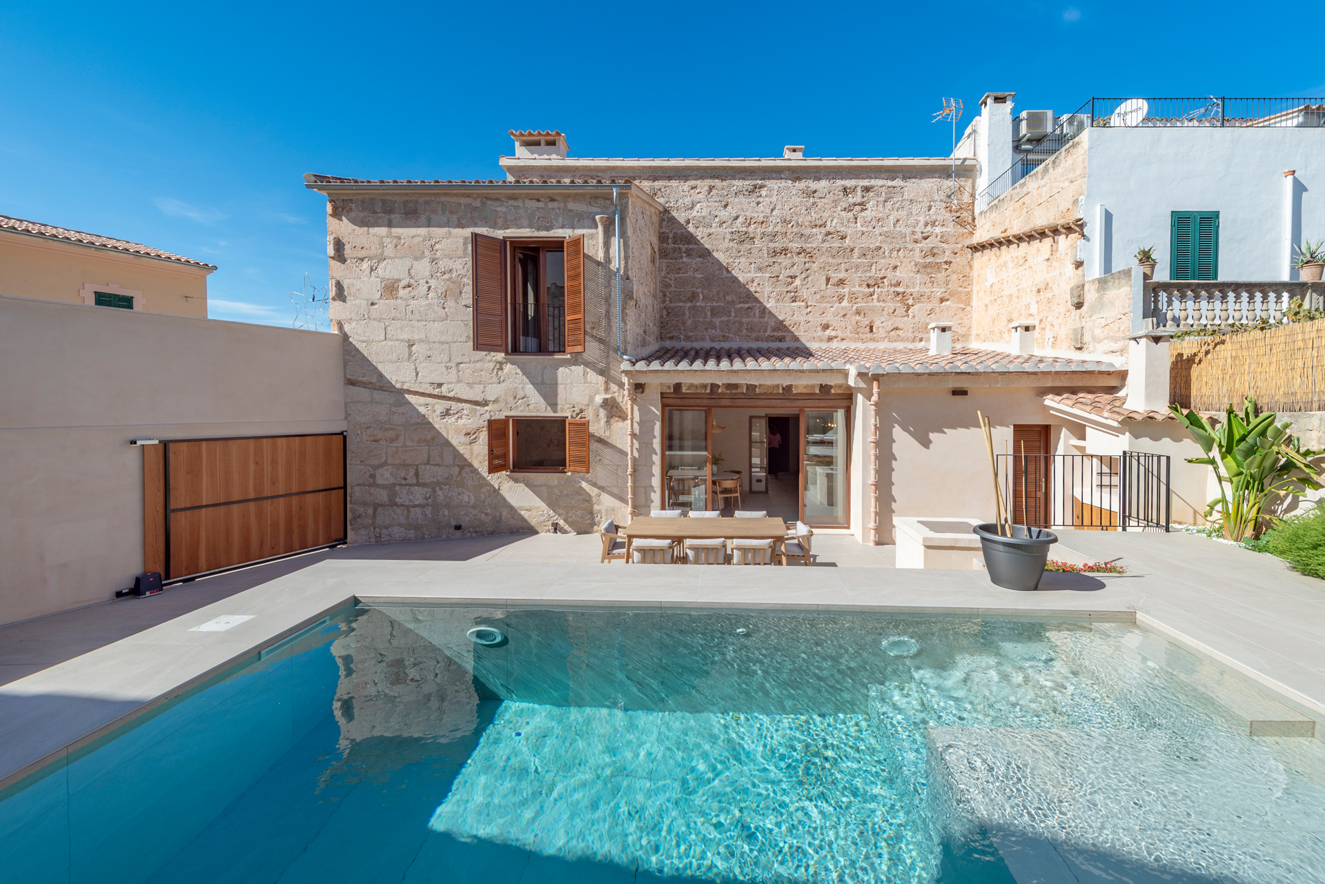 Stilvolles Stadthaus in Muro mit privatem Innenhof, Pool und modernem Wohnkomfort