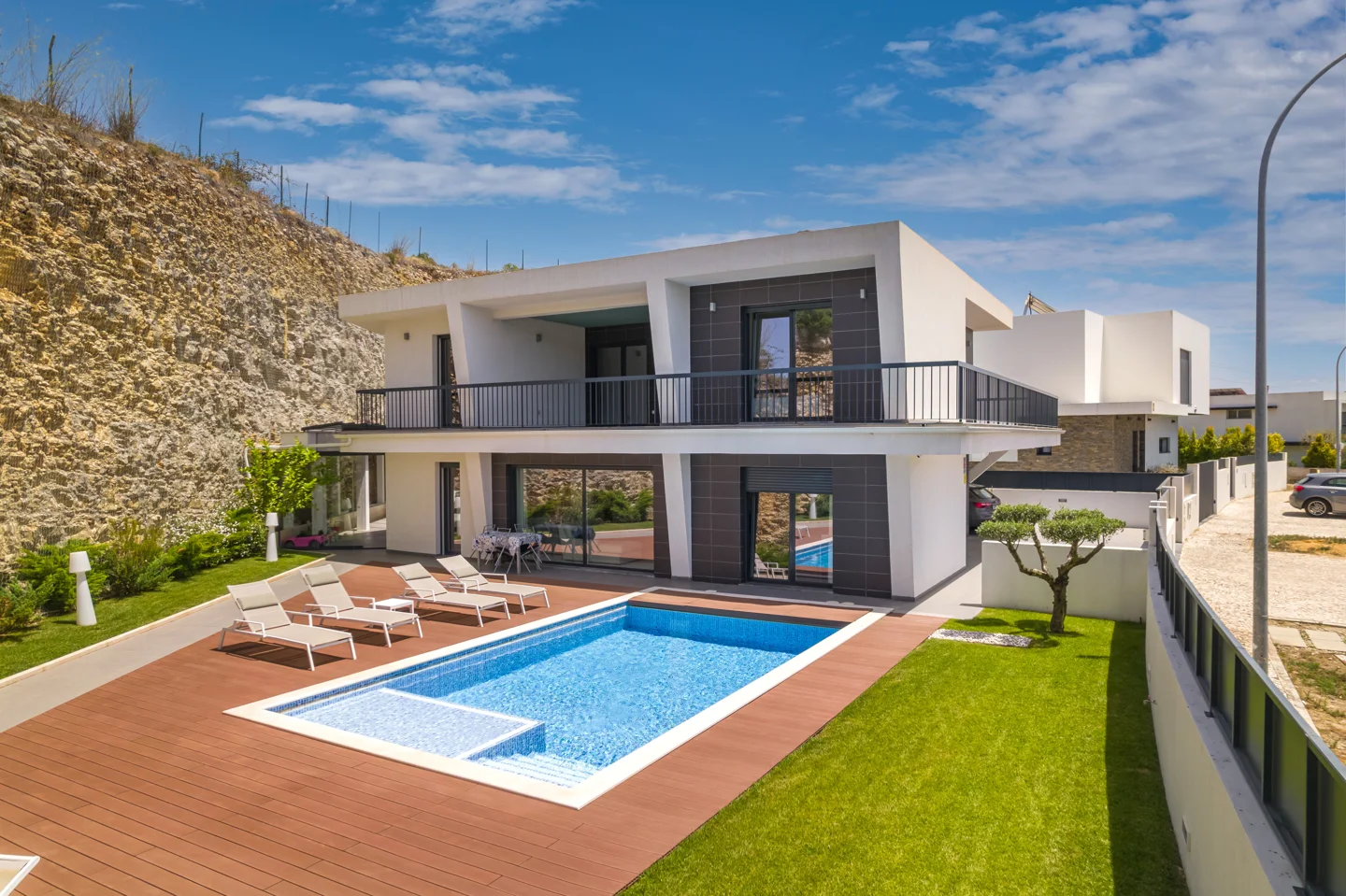 Modern Detached Villa, with Garden, Pool & Balconies in Casal de Cambra