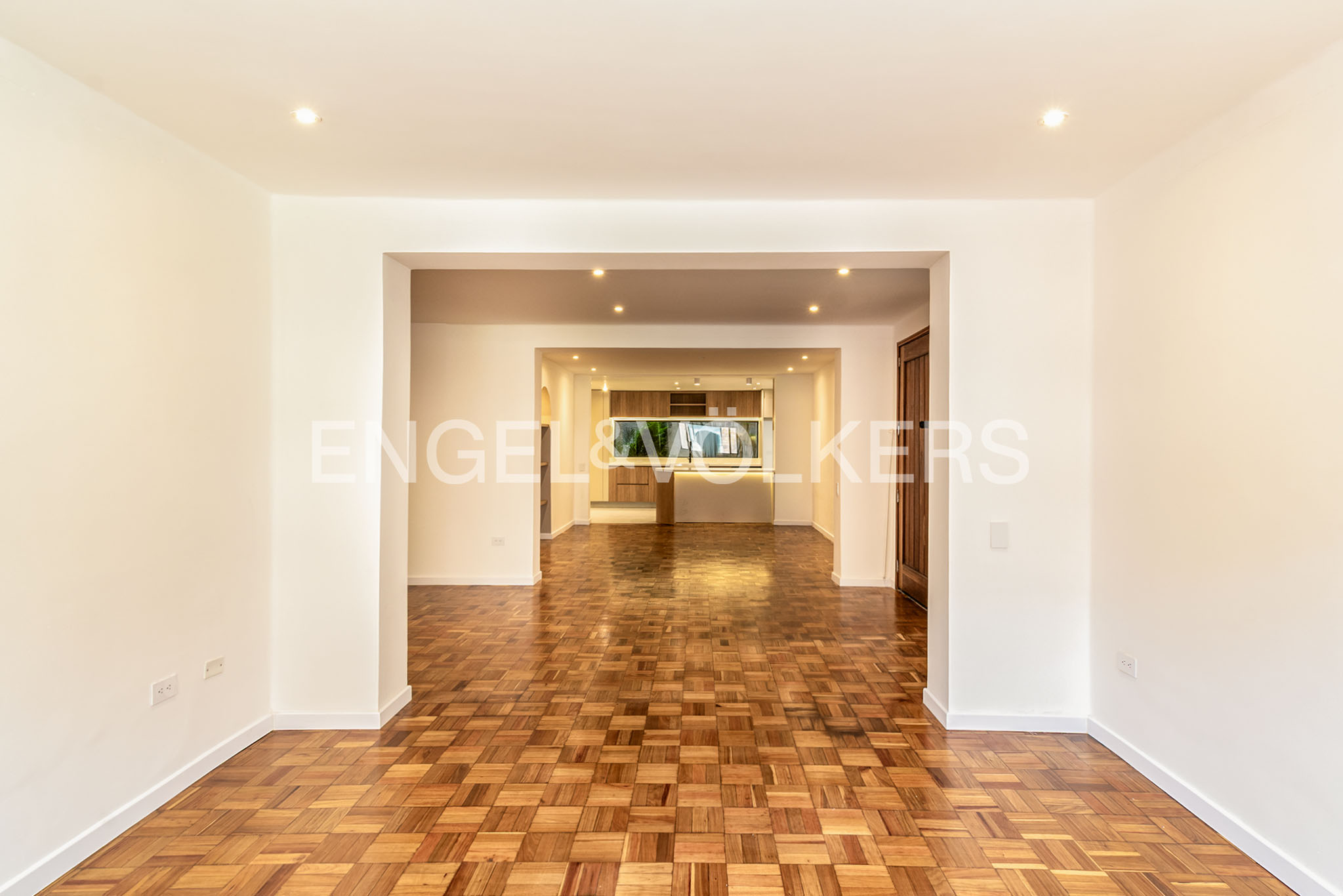 Apartamento remodelado con terraza para venta en Rosales