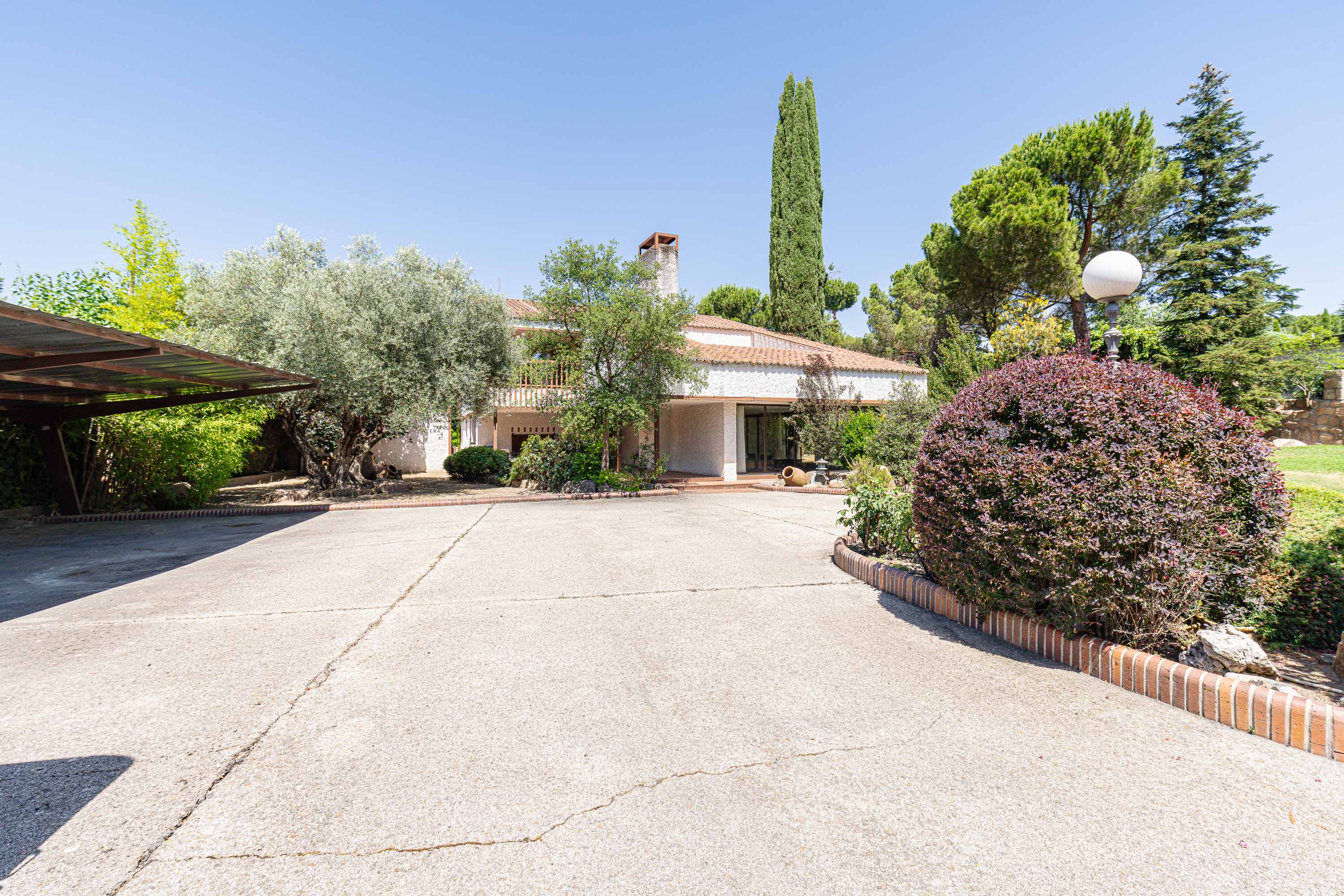 Signature architecture in Las Rozas: light, garden, and unique layout