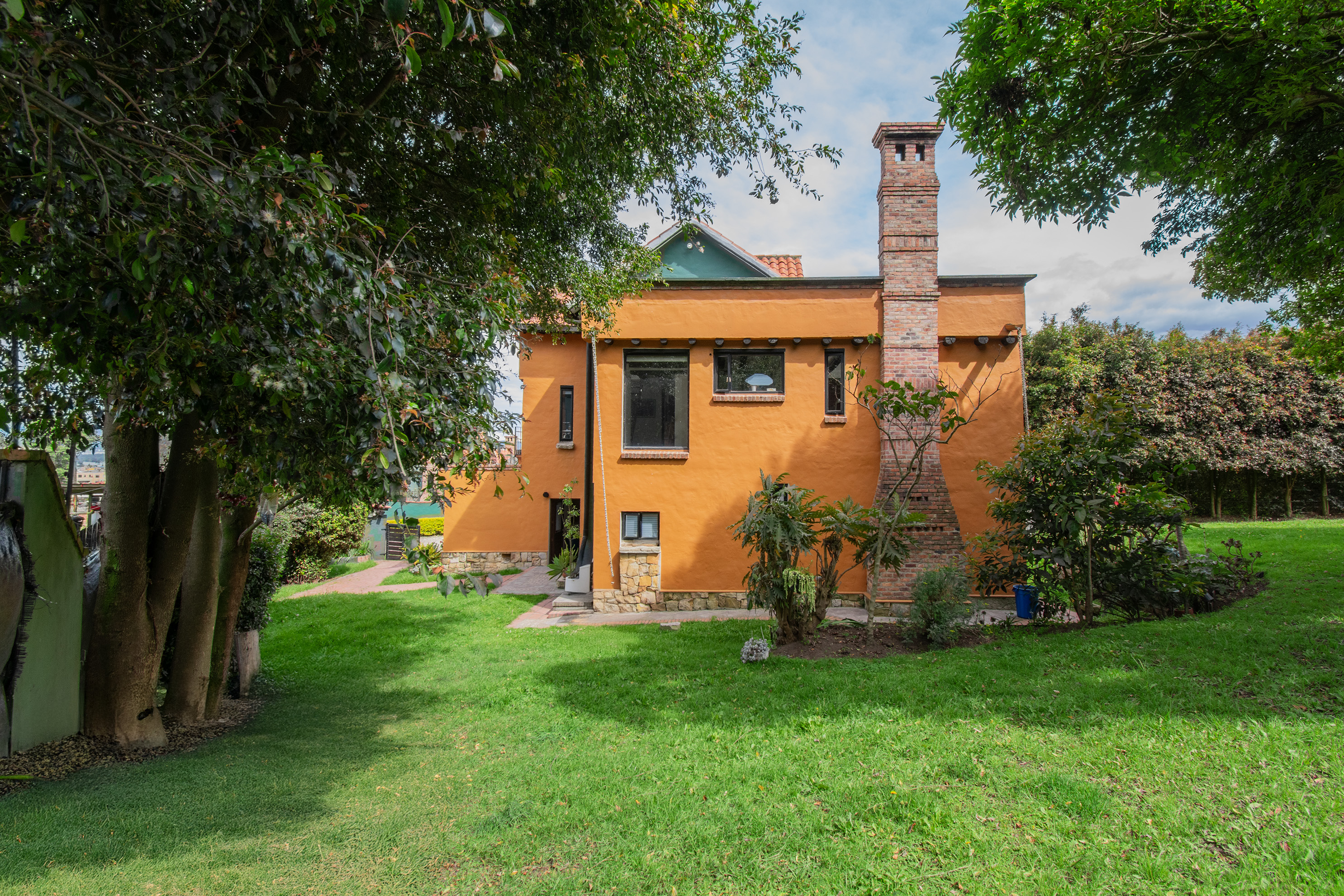 Casa campestre para venta en conjunto cerrado en Cota