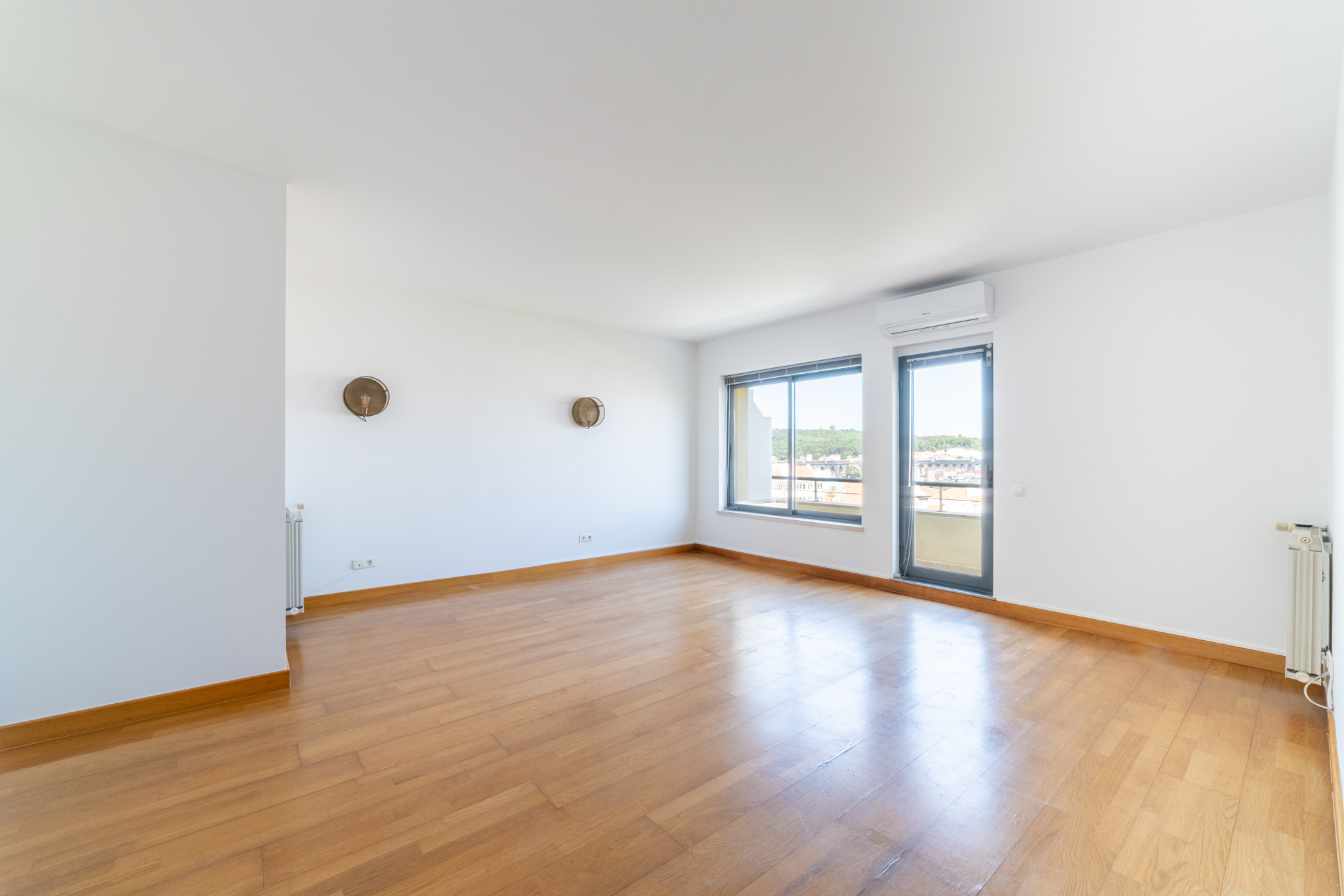 Elegant 2-Bedroom Duplex with Terrace, Garage and Unobstructed Views in Campolide