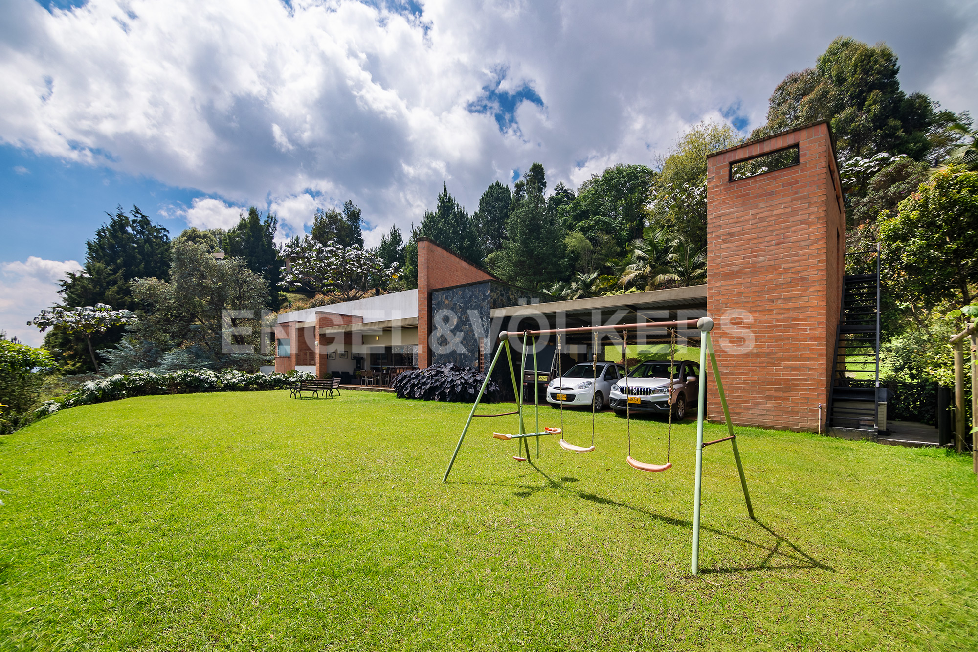 Amplia casa con vista a Medellín para venta en Las Palmas