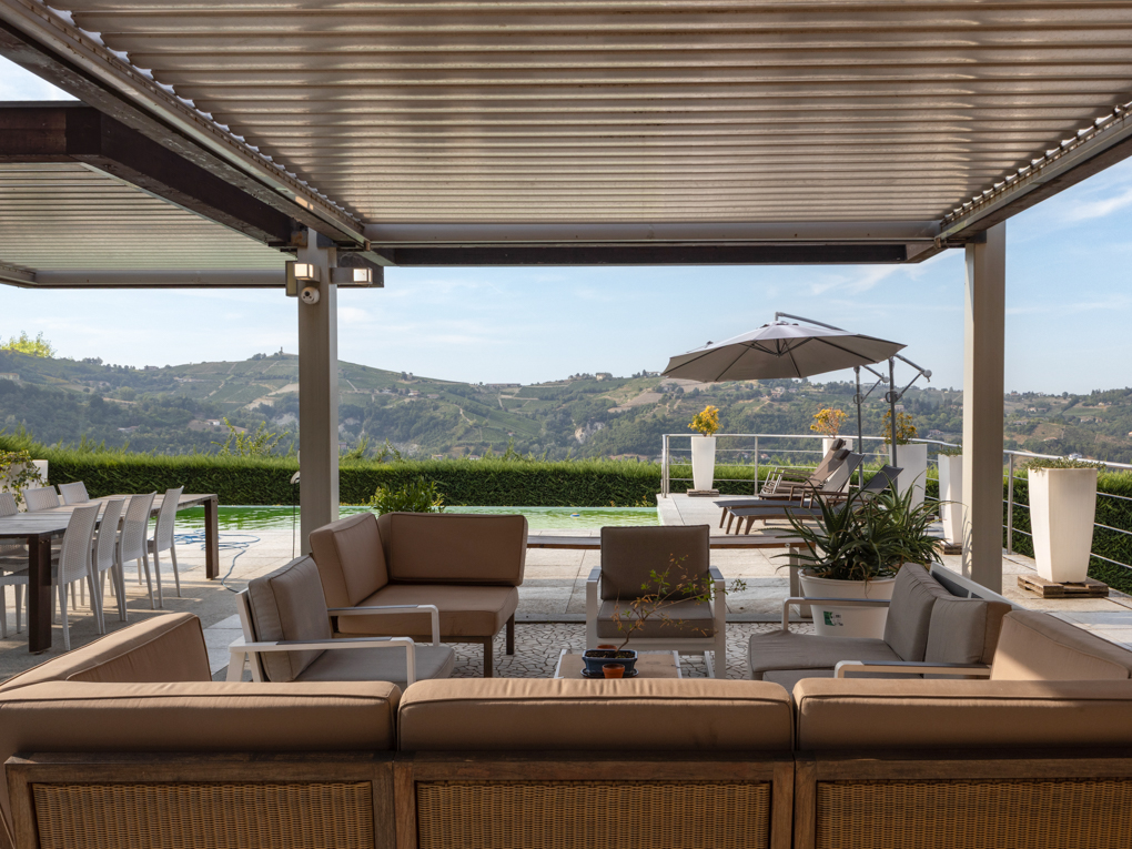 Prestigious hillside villa just minutes from the city center