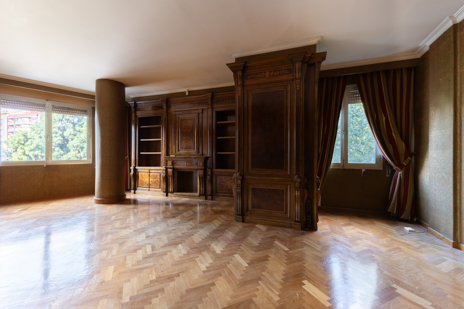 Spacious, bright fixer-upper apartment on Gran Via