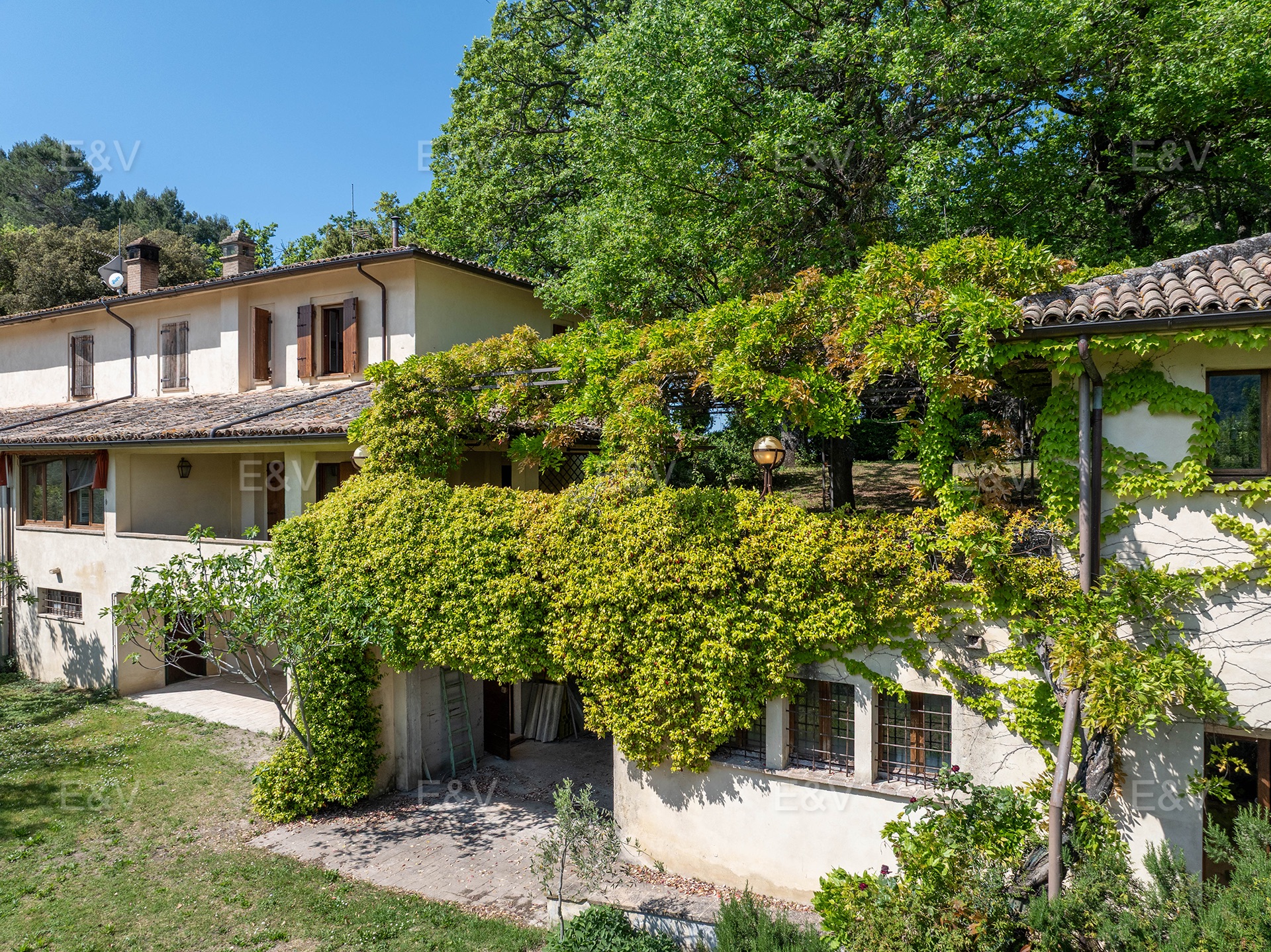 An elegant farmhouse in the Umbrian hills