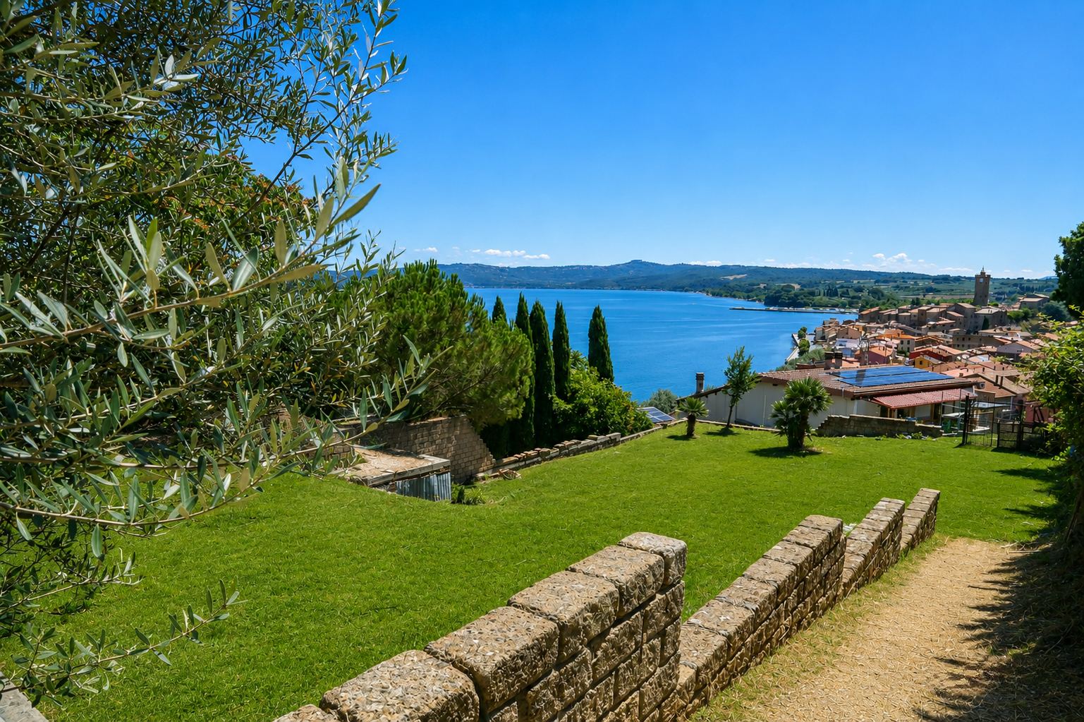 Villa mit Panoramablick auf den Bolsenasee, Marta