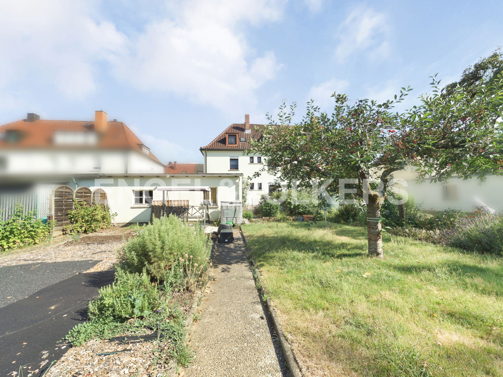 Gepflegte Doppelhaushälfte mit zwei Wohneinheiten, schönem Garten und zwei Garagen
