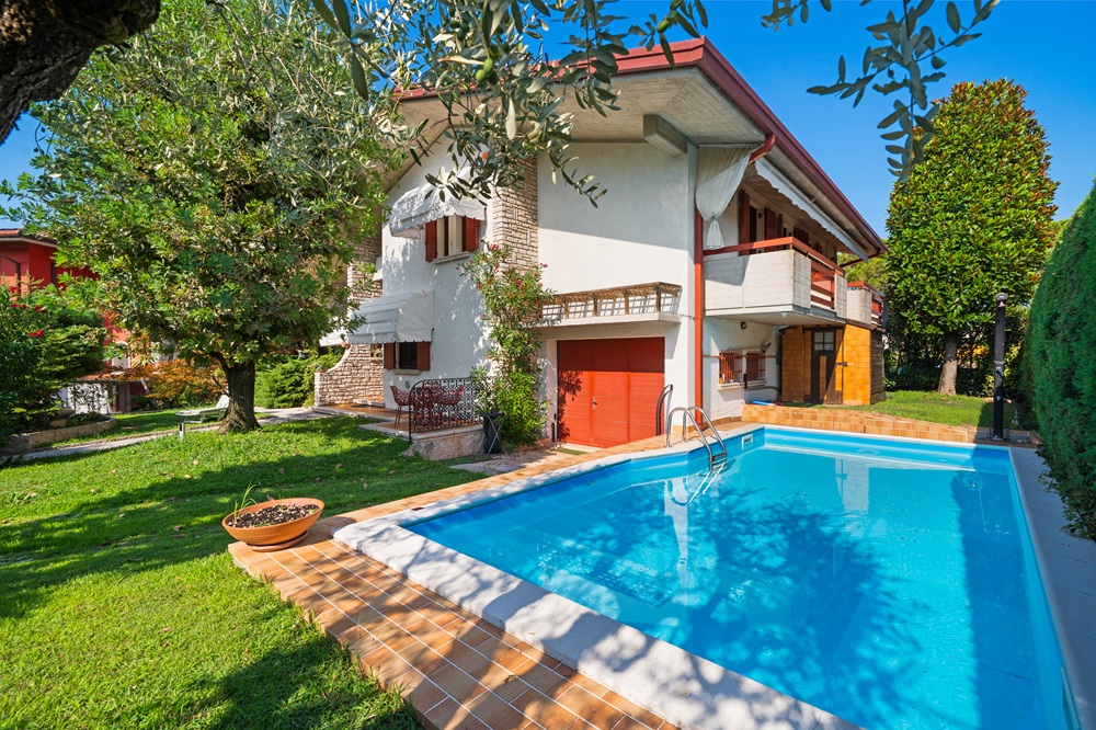 Semi-detached villa with private pool in Sirmione