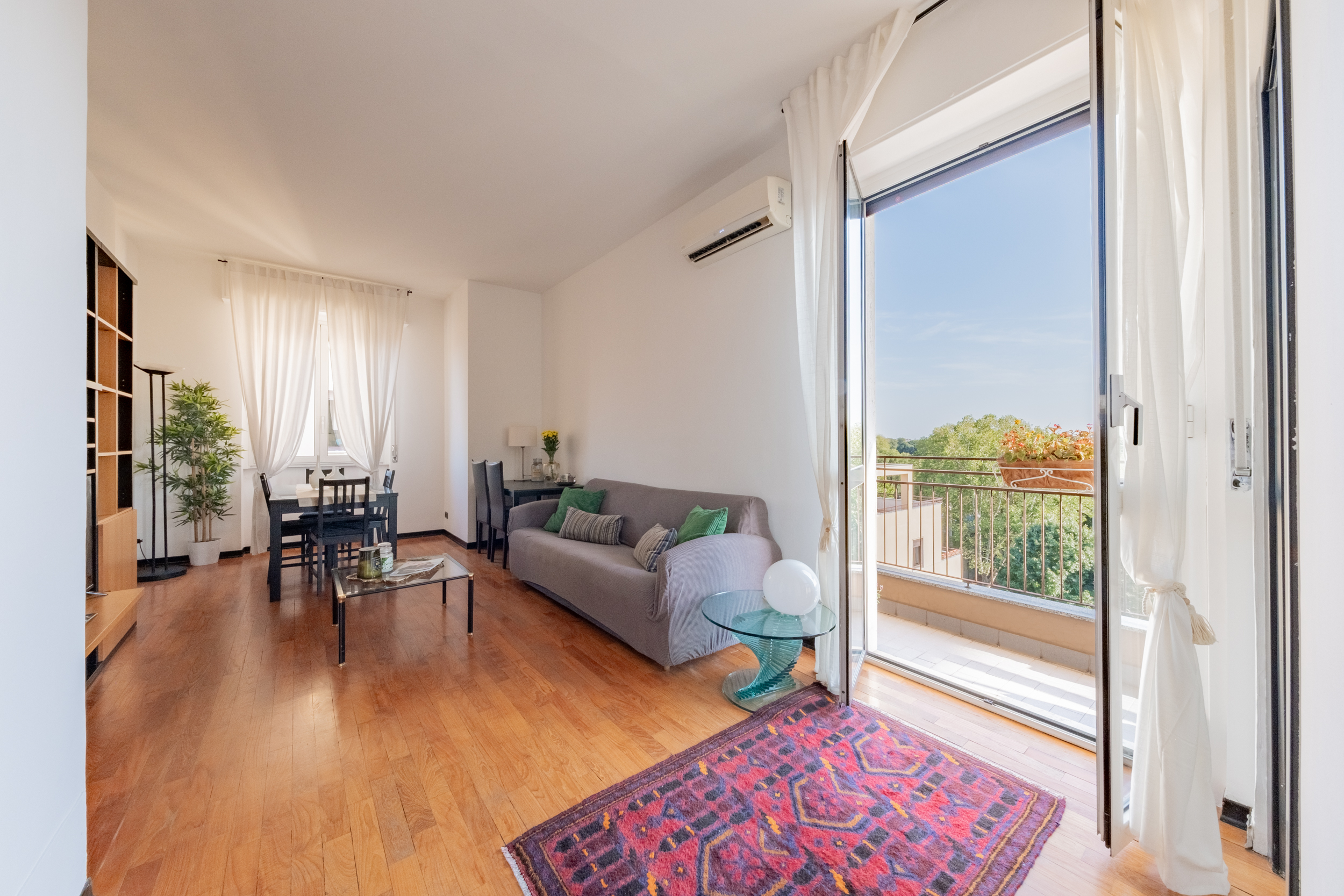 Bright one-bedroom apartment on the seventh floor in the Bocconi area