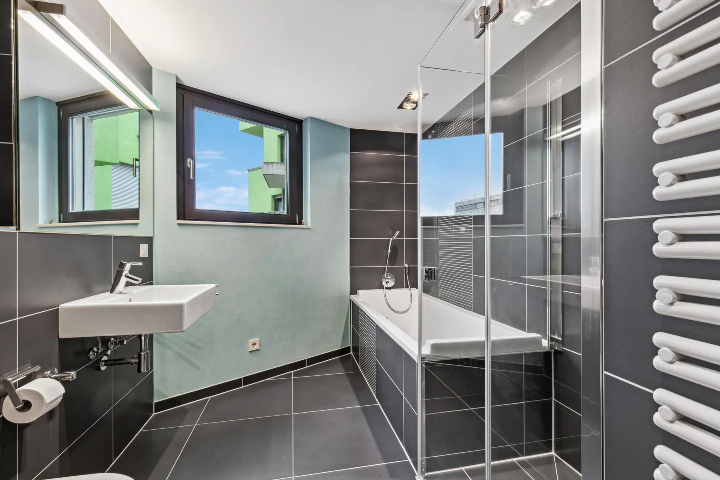 Besondere Lage, besonderer Blick: Hochwertige 2-Zimmer Wohnung mit sonniger Dachterrasse direkt am Rhein - Photo 4