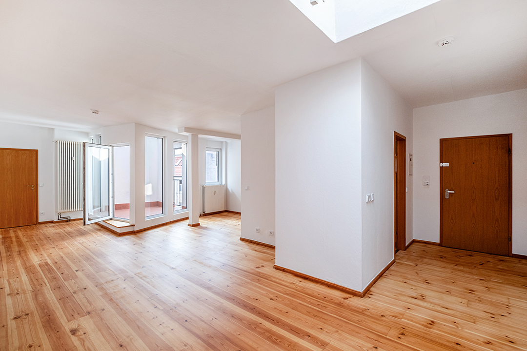 Wohnen im Dachgeschoss: 3 Zimmer mit Terrasse im Gründerzeithaus