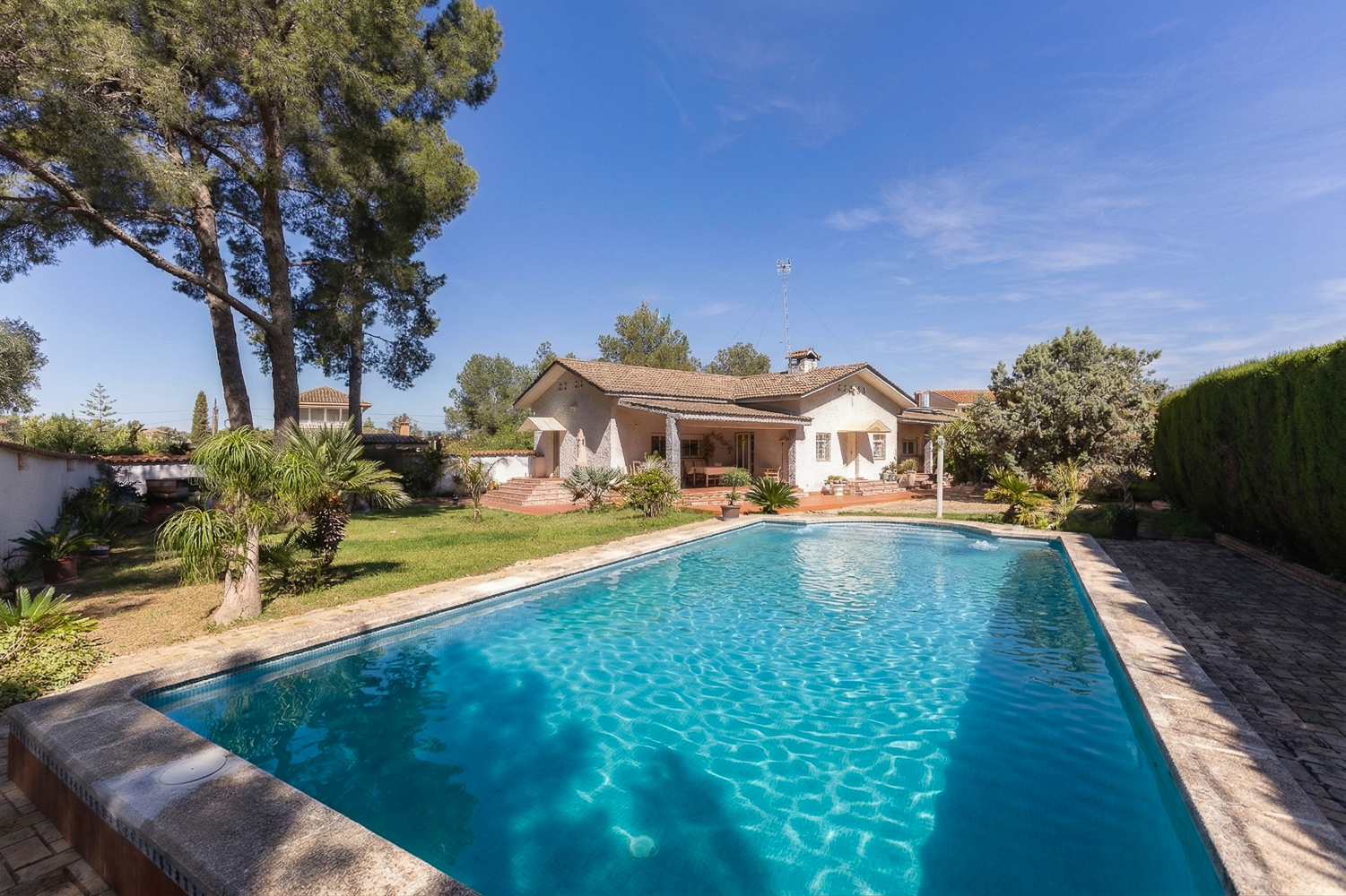 Detached single-story chalet with a large corner plot