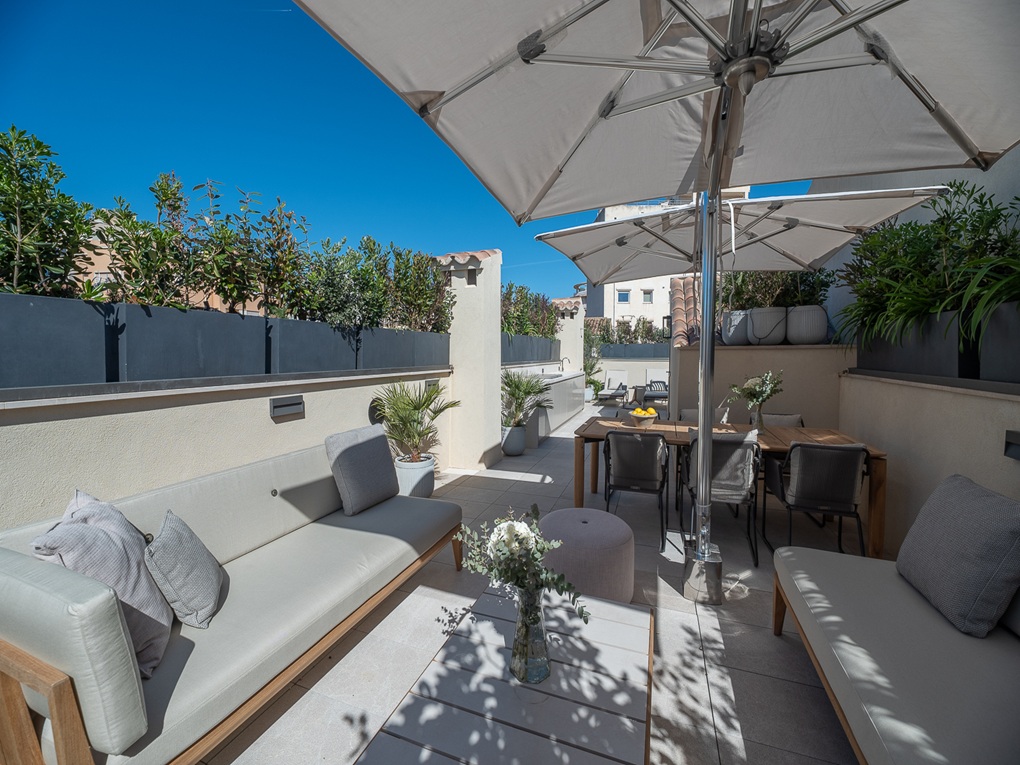 Wohnen auf höchstem Niveau – Exklusives Townhouse mit Terrasse, Pool & Garage