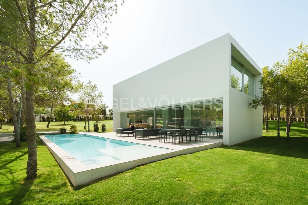 Spectacular minimalist style luxury house