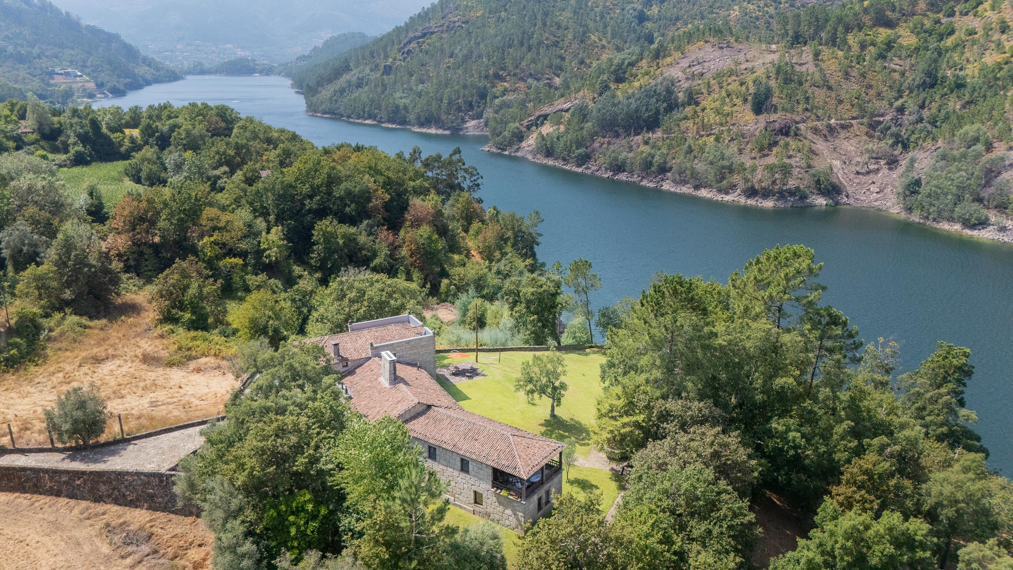 Villa aus Stein mit Privatem Strand am Gerês, Nordportugal