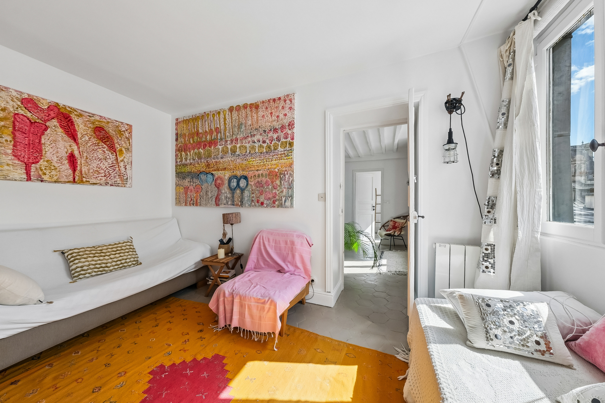 Élégance parisienne au cœur du Marais : appartement rénové de 131 m² avec terrasse, parquet et charme d’un immeuble de 1860.