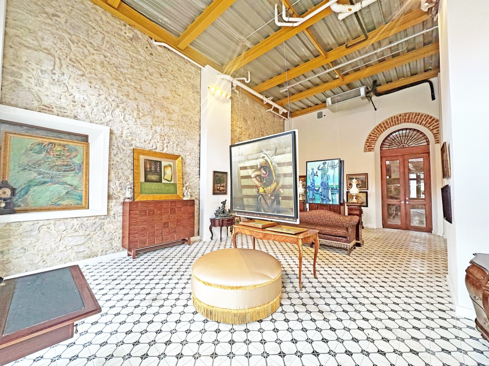 Prestigious Commercial Space in the Heart of Casco Antiguo