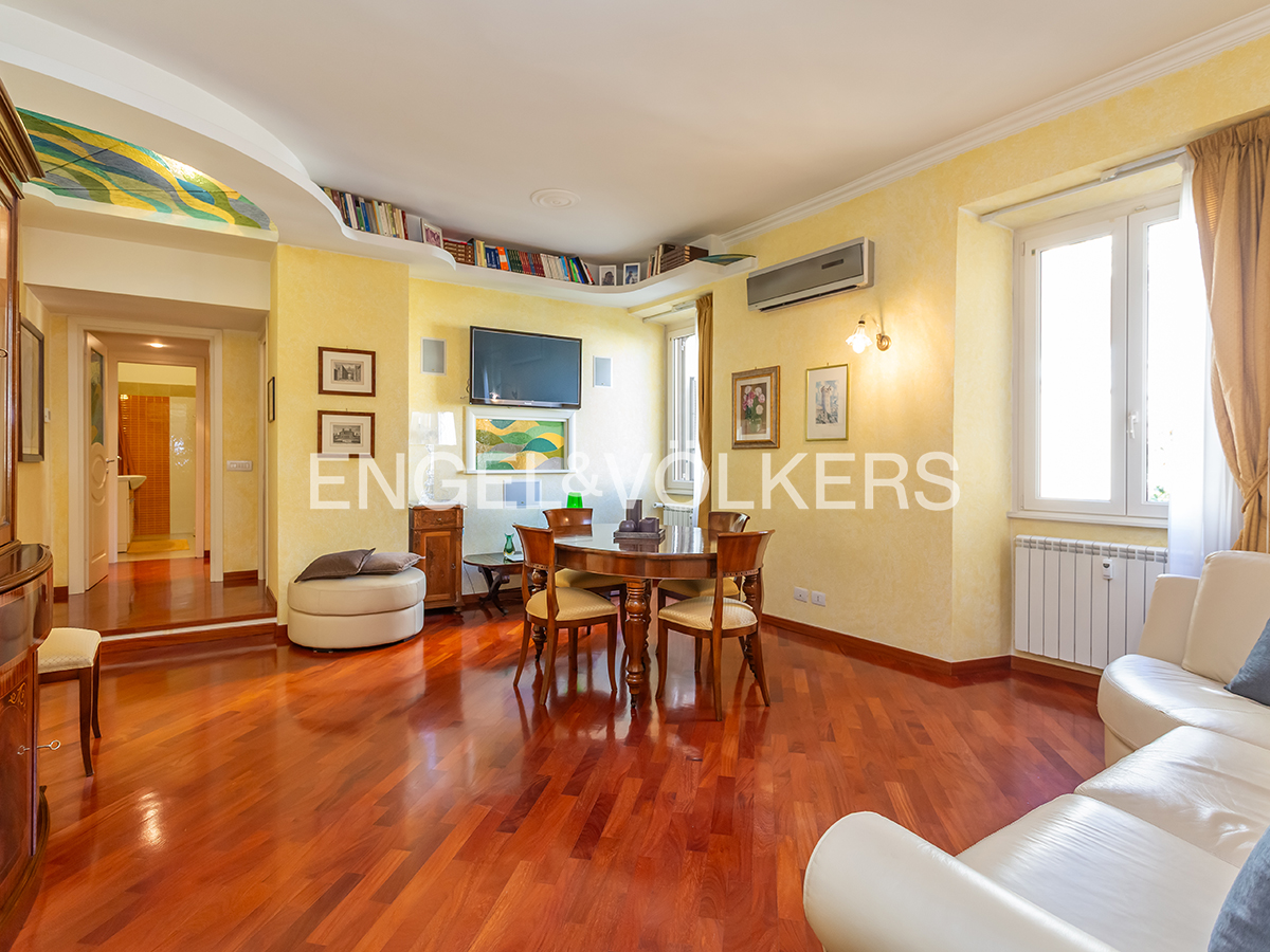 Elegant renovated one-bedroom on a high floor with garage in Verdi Square