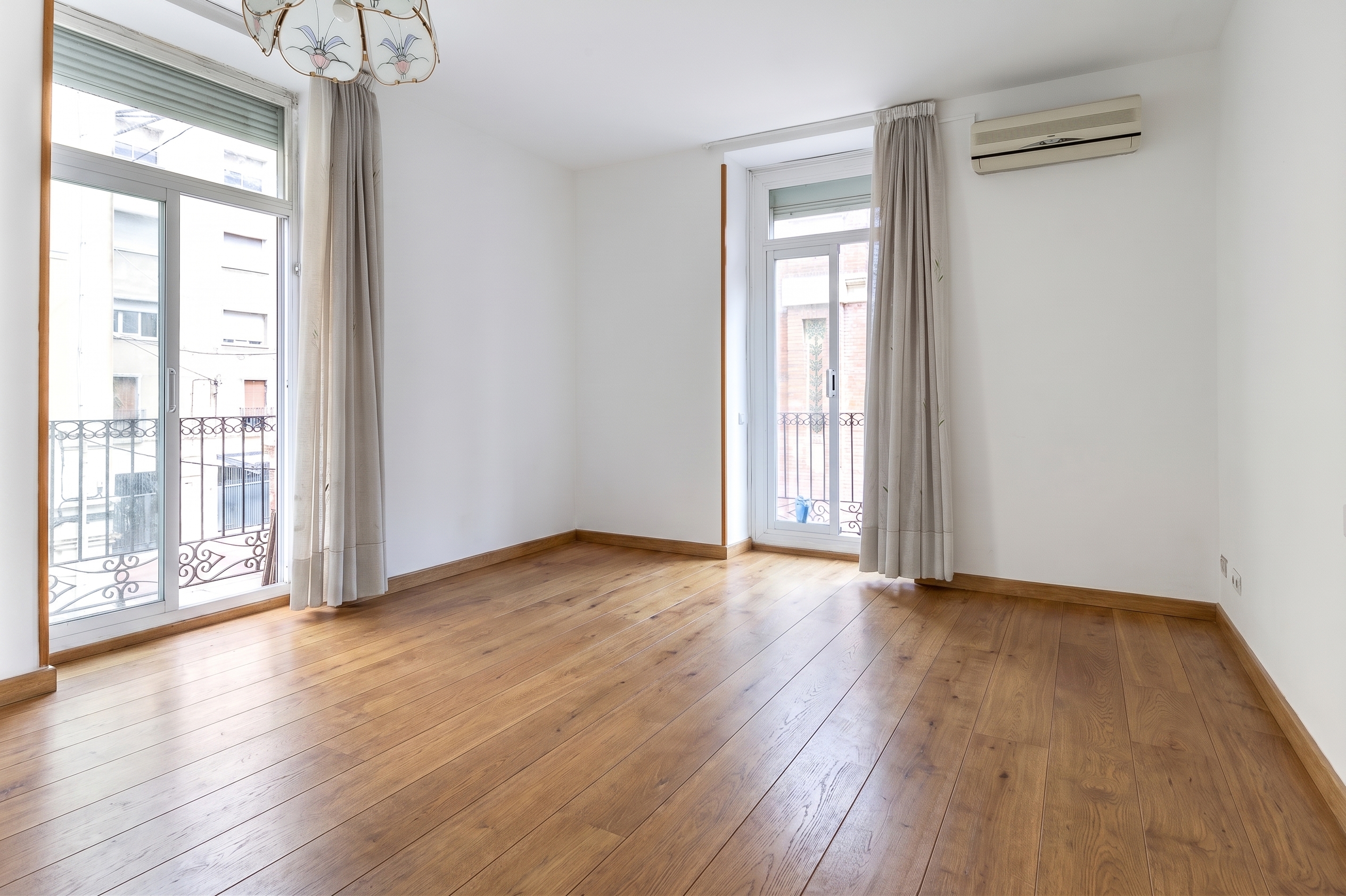 Bright and charming corner apartment facing Mercat del Clot [AI-modified]